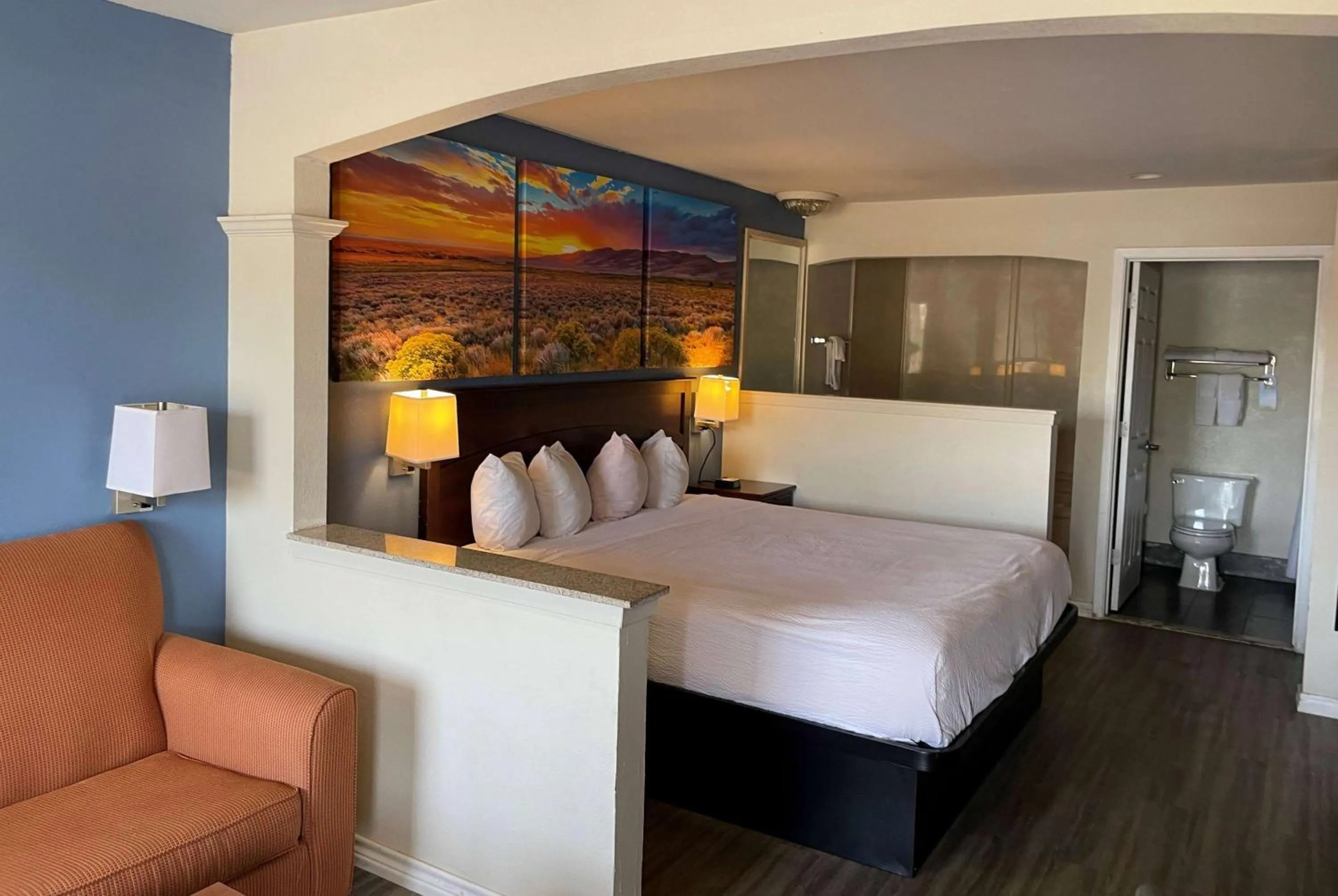 Living room, Bed in Days Inn by Wyndham Nacogdoches/SFA University/Downtown