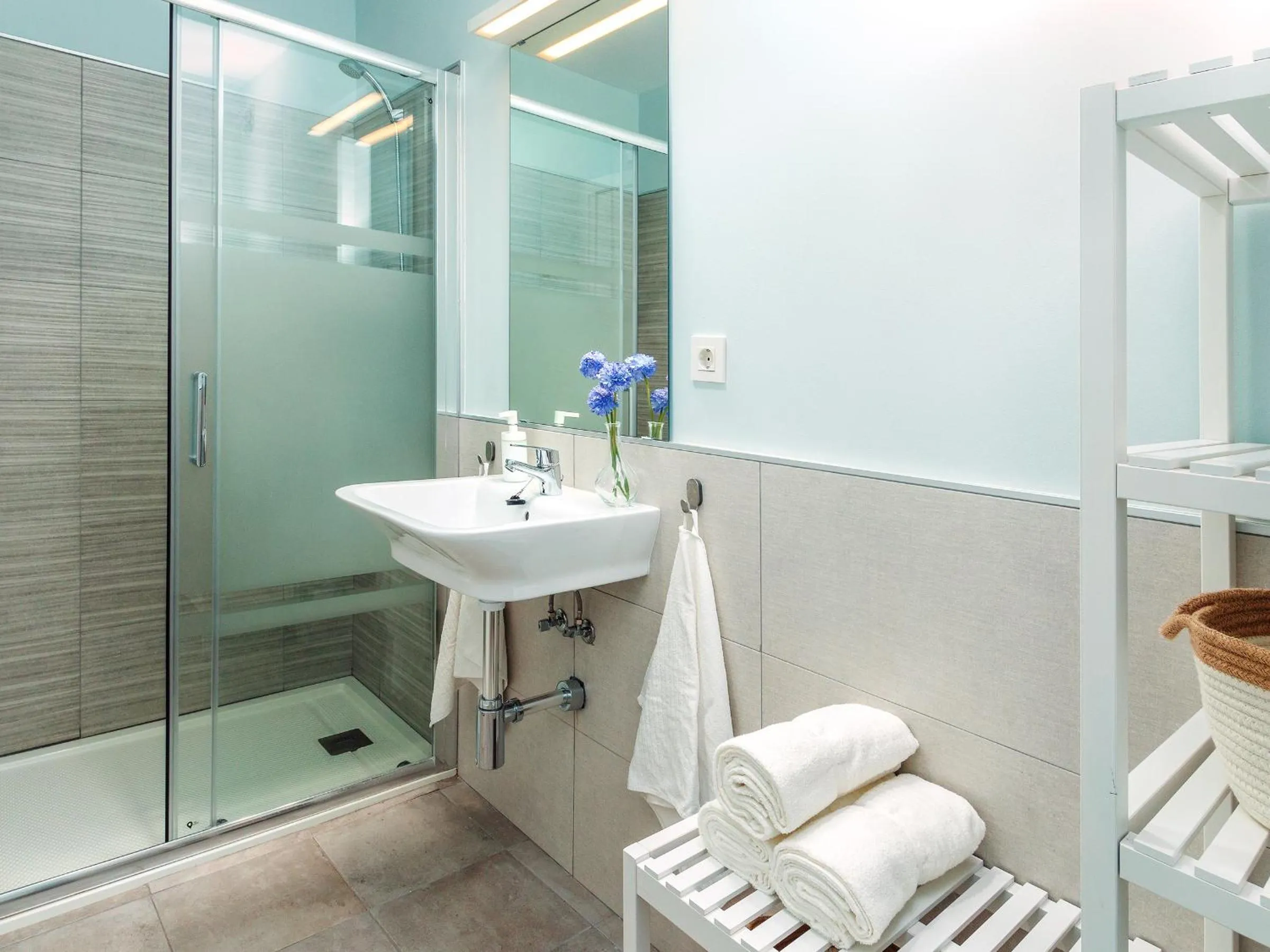 Shower in Apartamentos Plaza Mayor 35