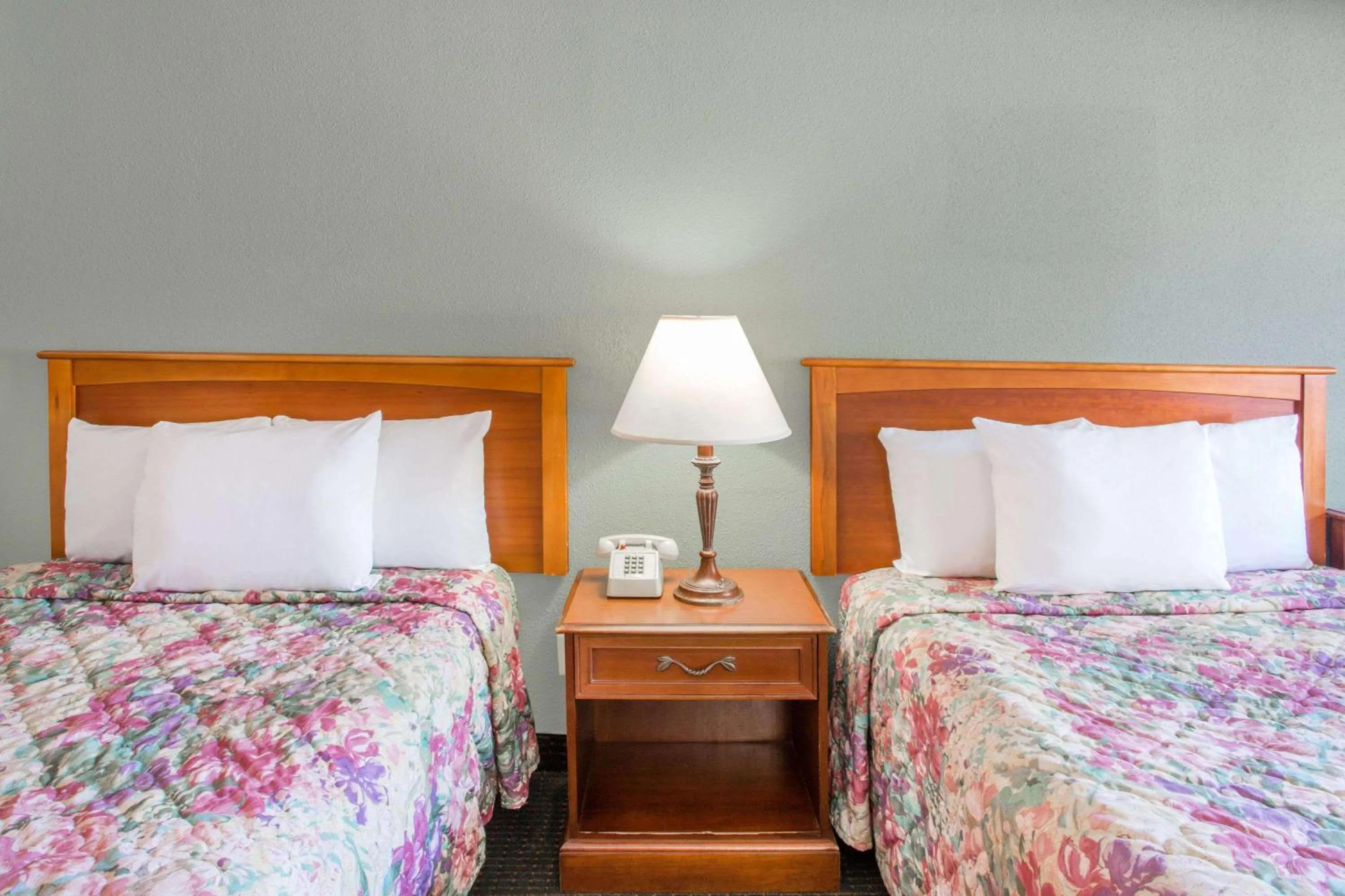 Photo of the whole room in Knights Inn - Plant City