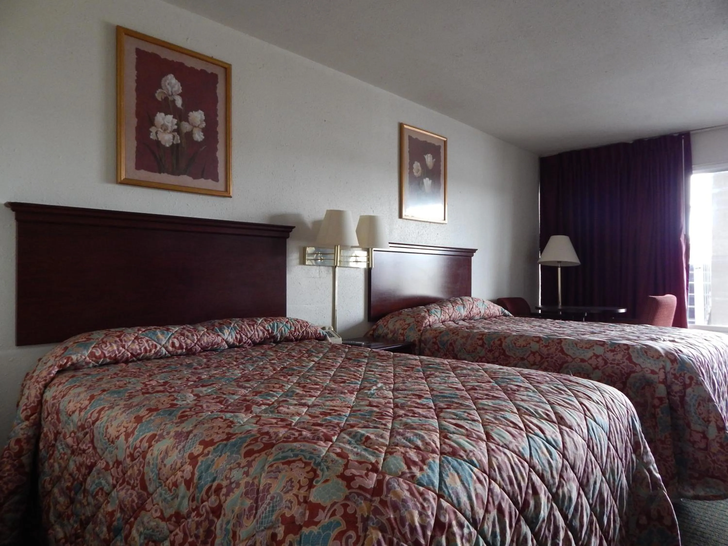 Bedroom in Knights Inn - Plant City