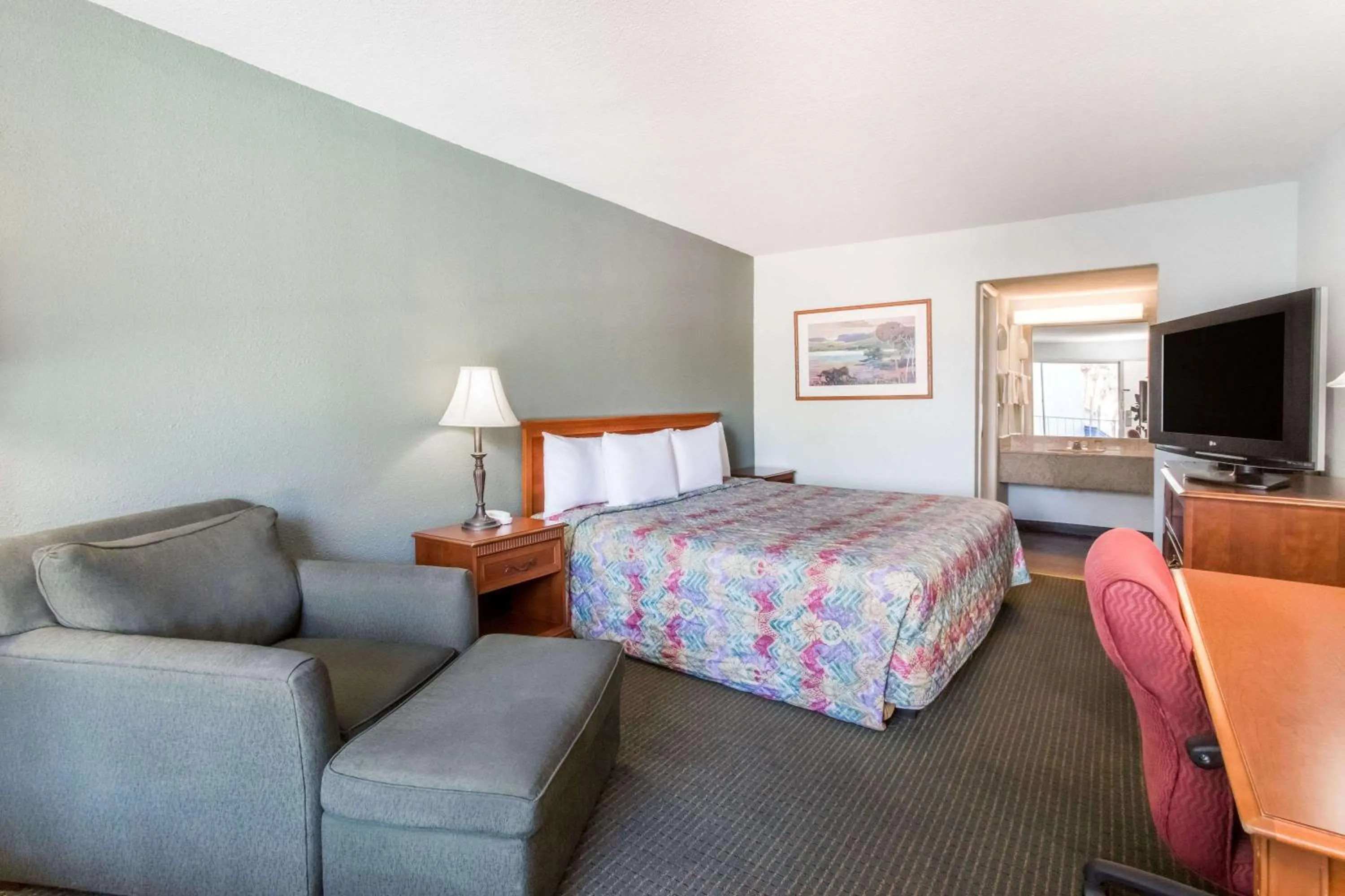 Photo of the whole room in Knights Inn - Plant City