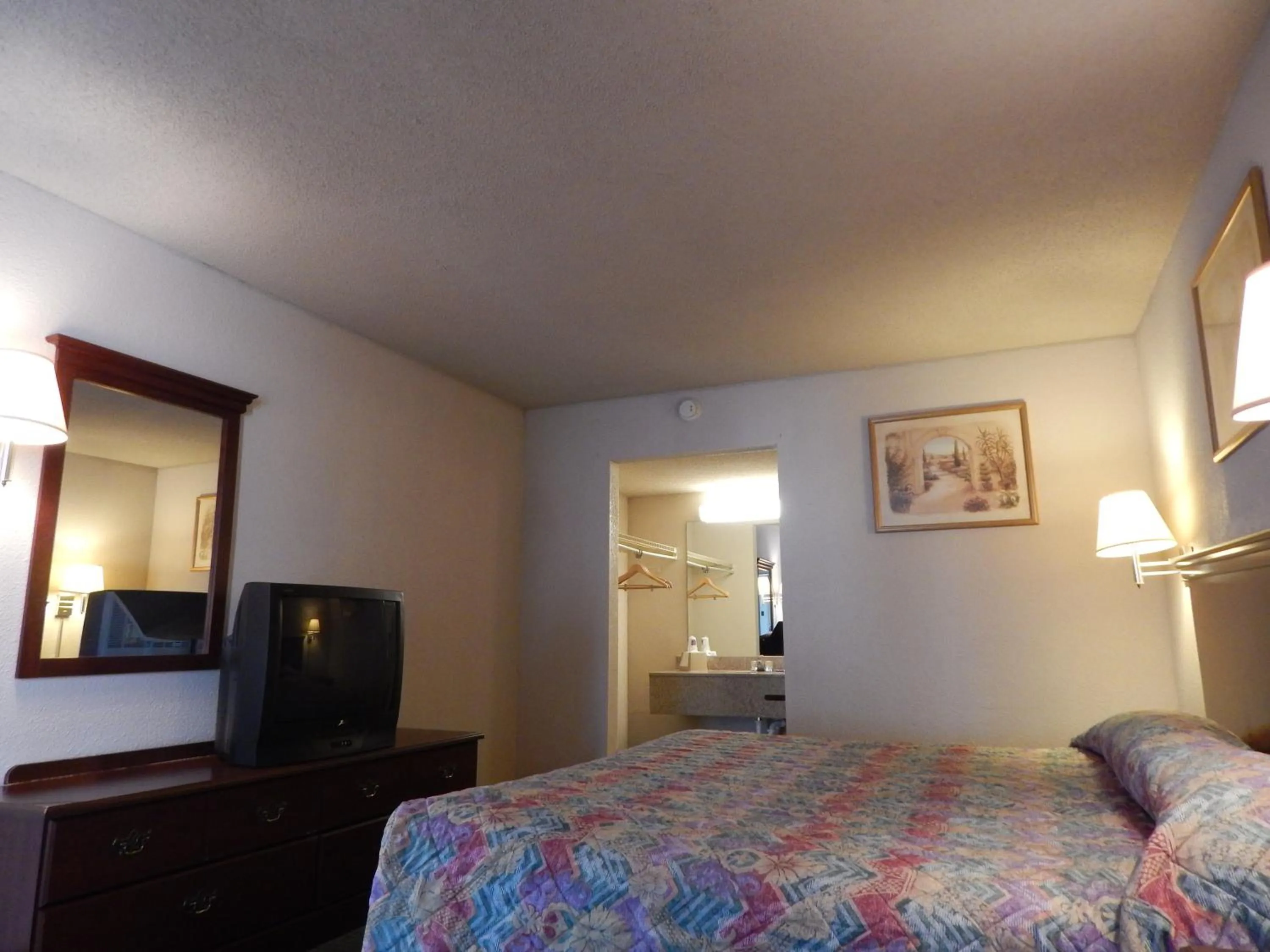 Bedroom in Knights Inn - Plant City