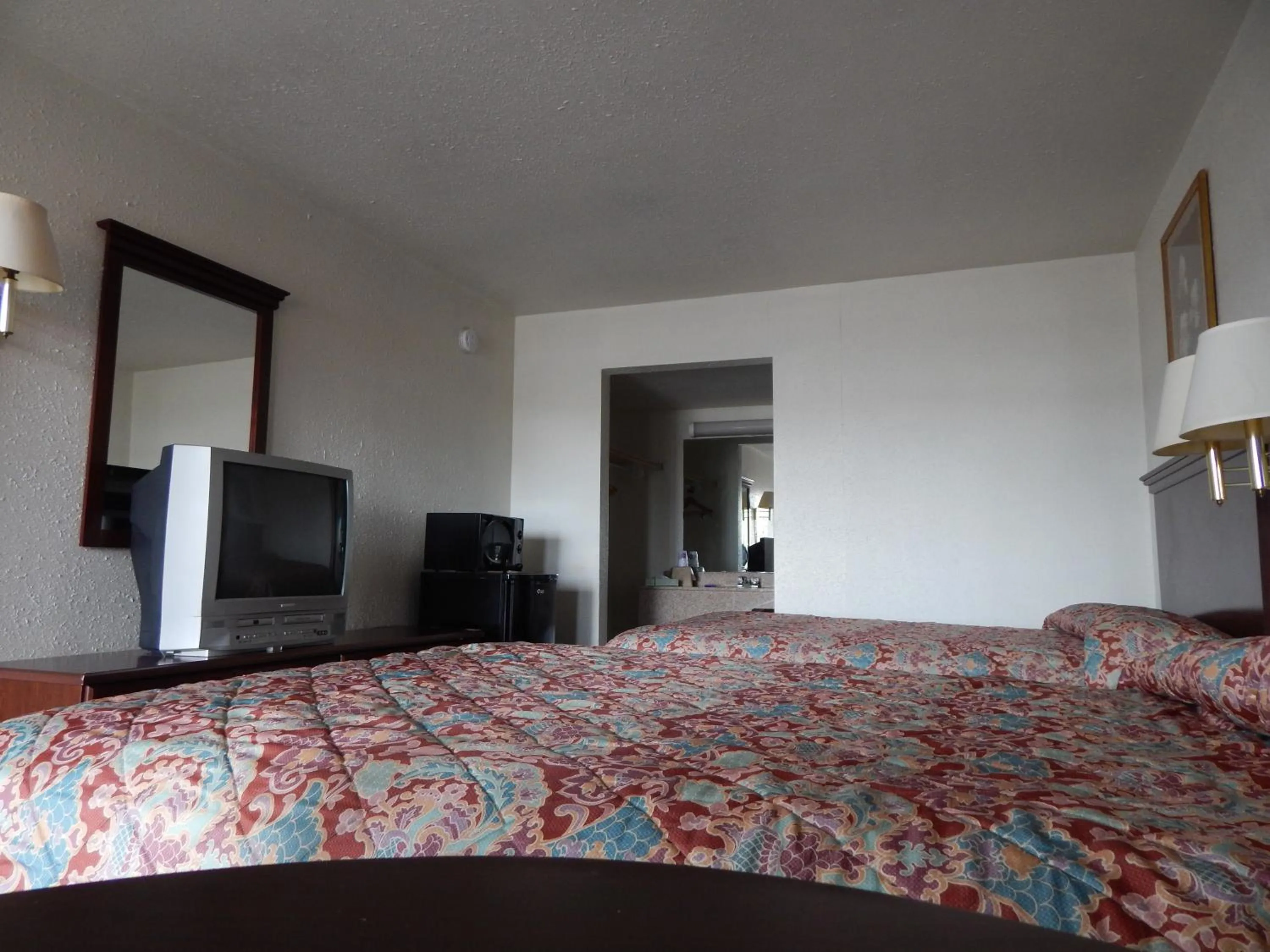 Bedroom in Knights Inn - Plant City