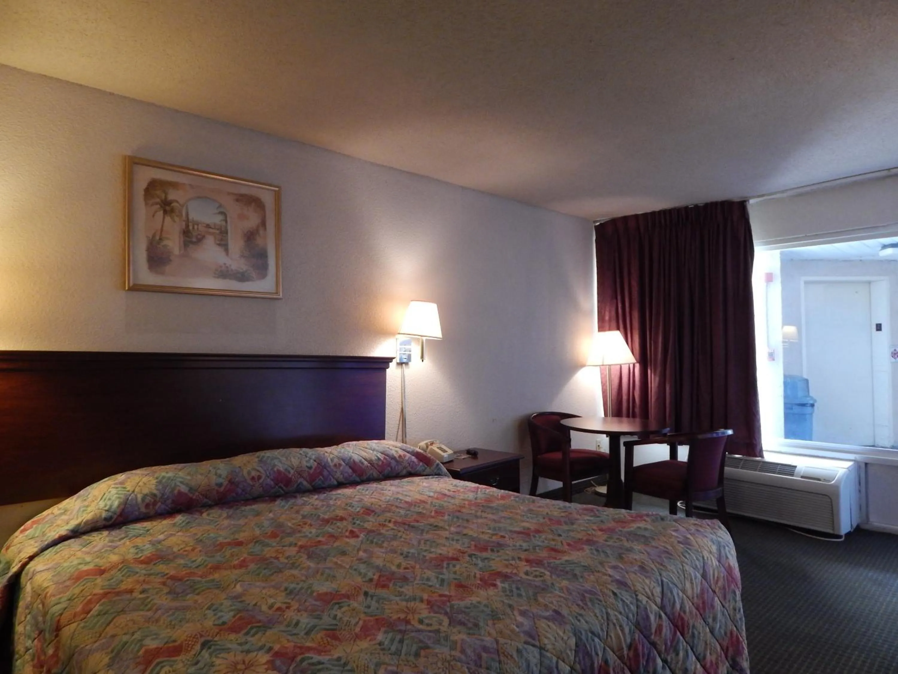 Bedroom in Knights Inn - Plant City