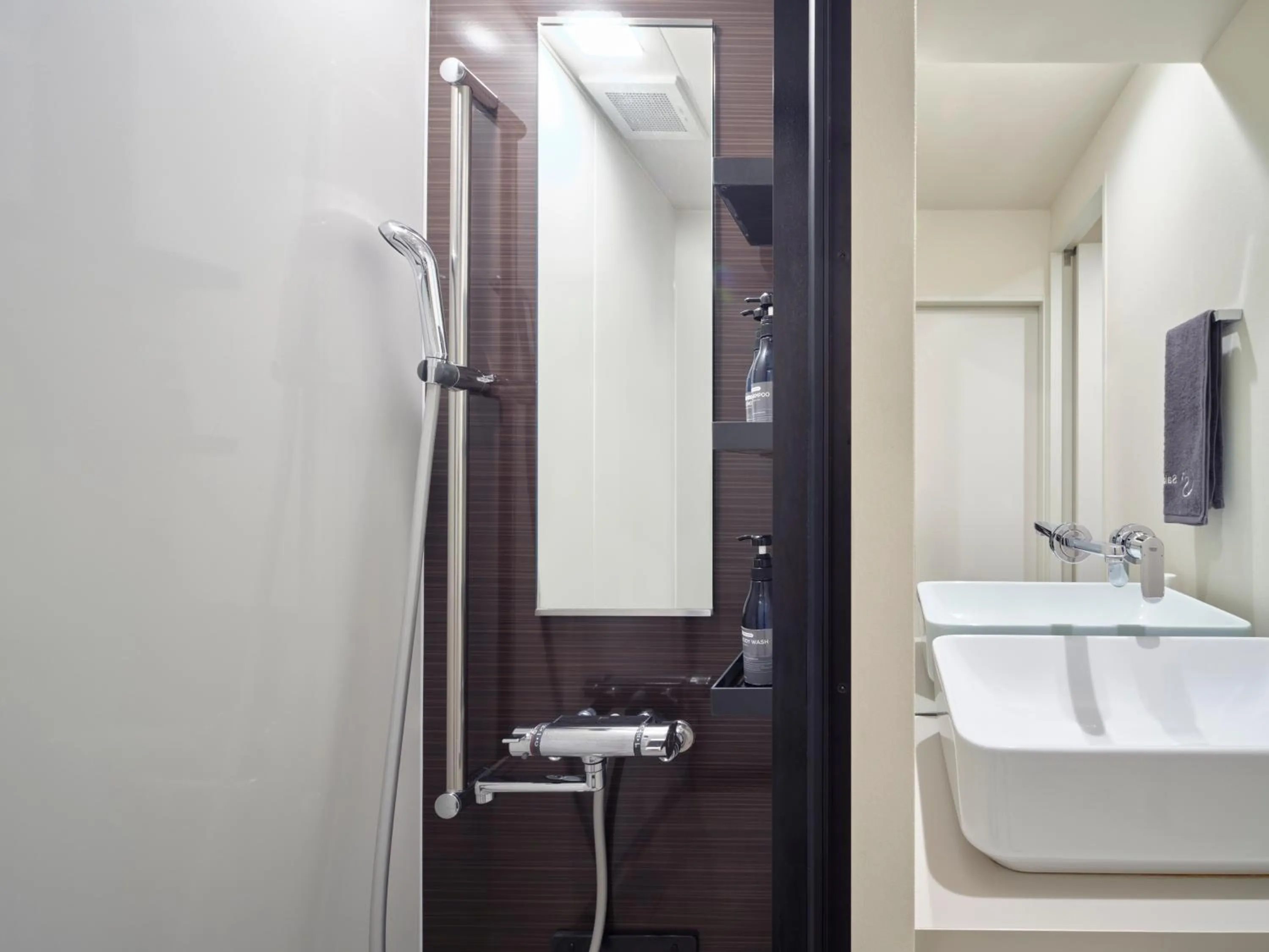 Shower in Sakura Cross Hotel Tokyo Kayabacho