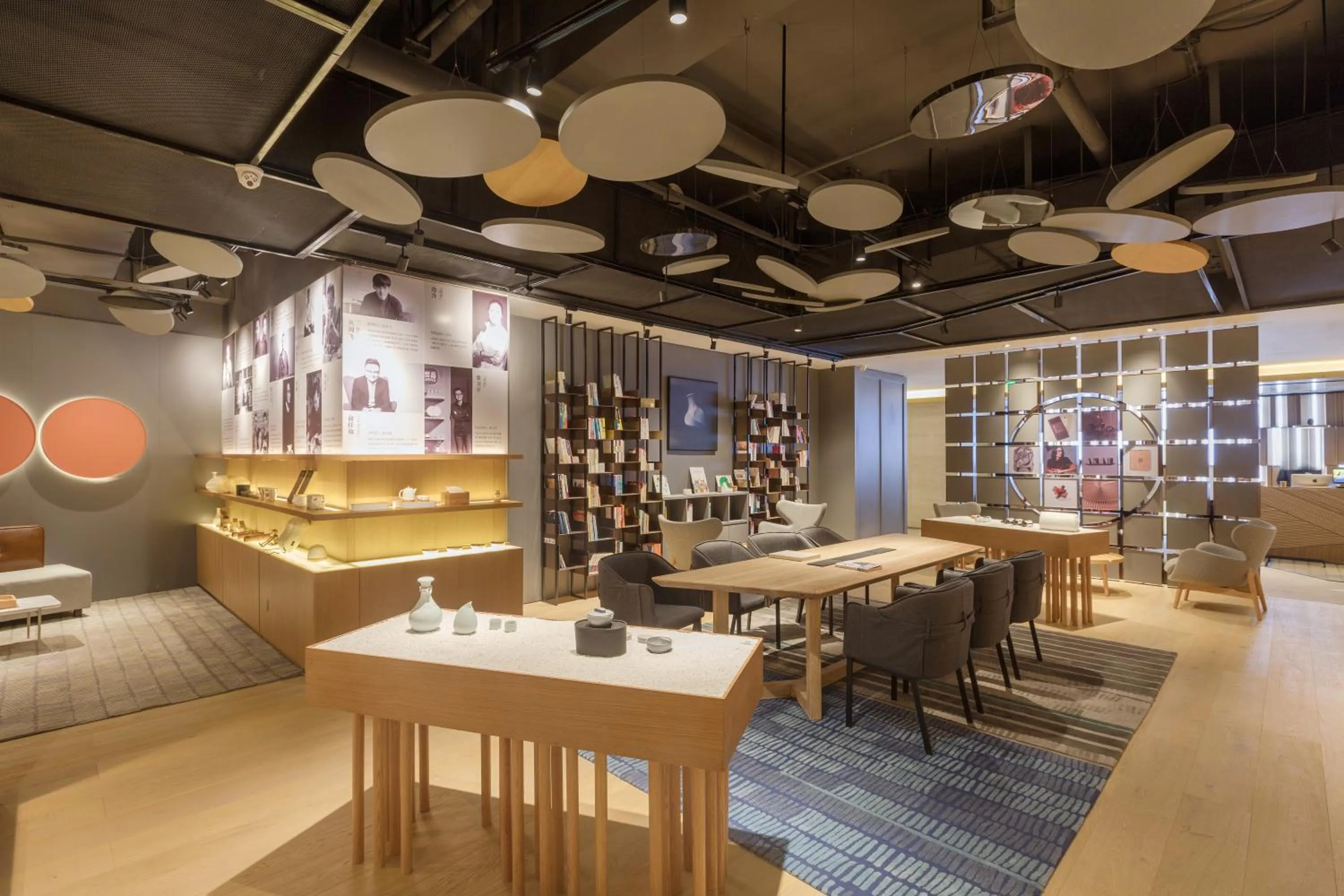 Seating area in Xi'an Bell Tower Atour S Wu Hotel