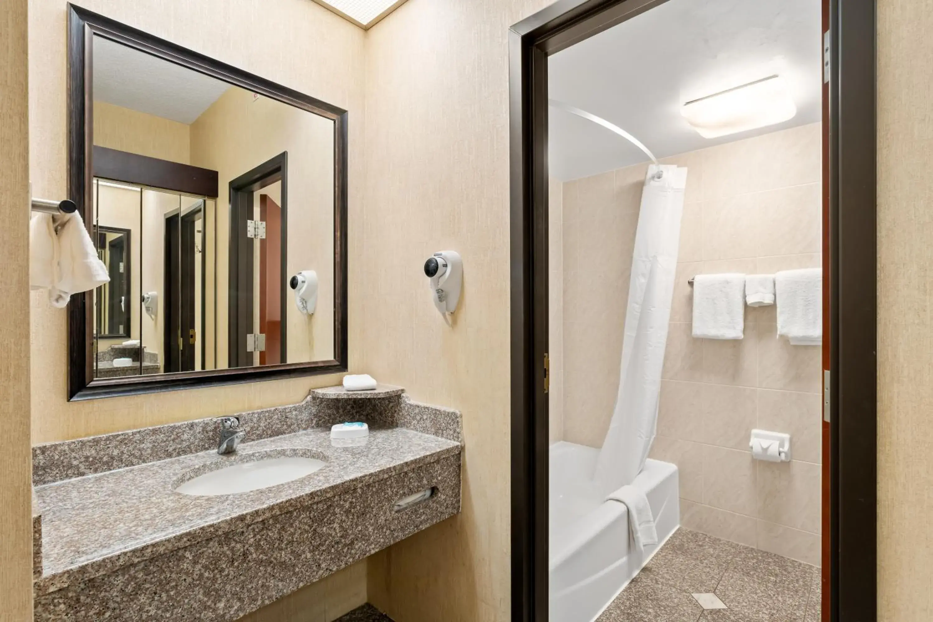 Large King Room with Sofa - Non Smoking in Prado Hotel by Choice Hotels Large King Room with Sofa - Non Smoking in Prado Hotel by Choice Hotels