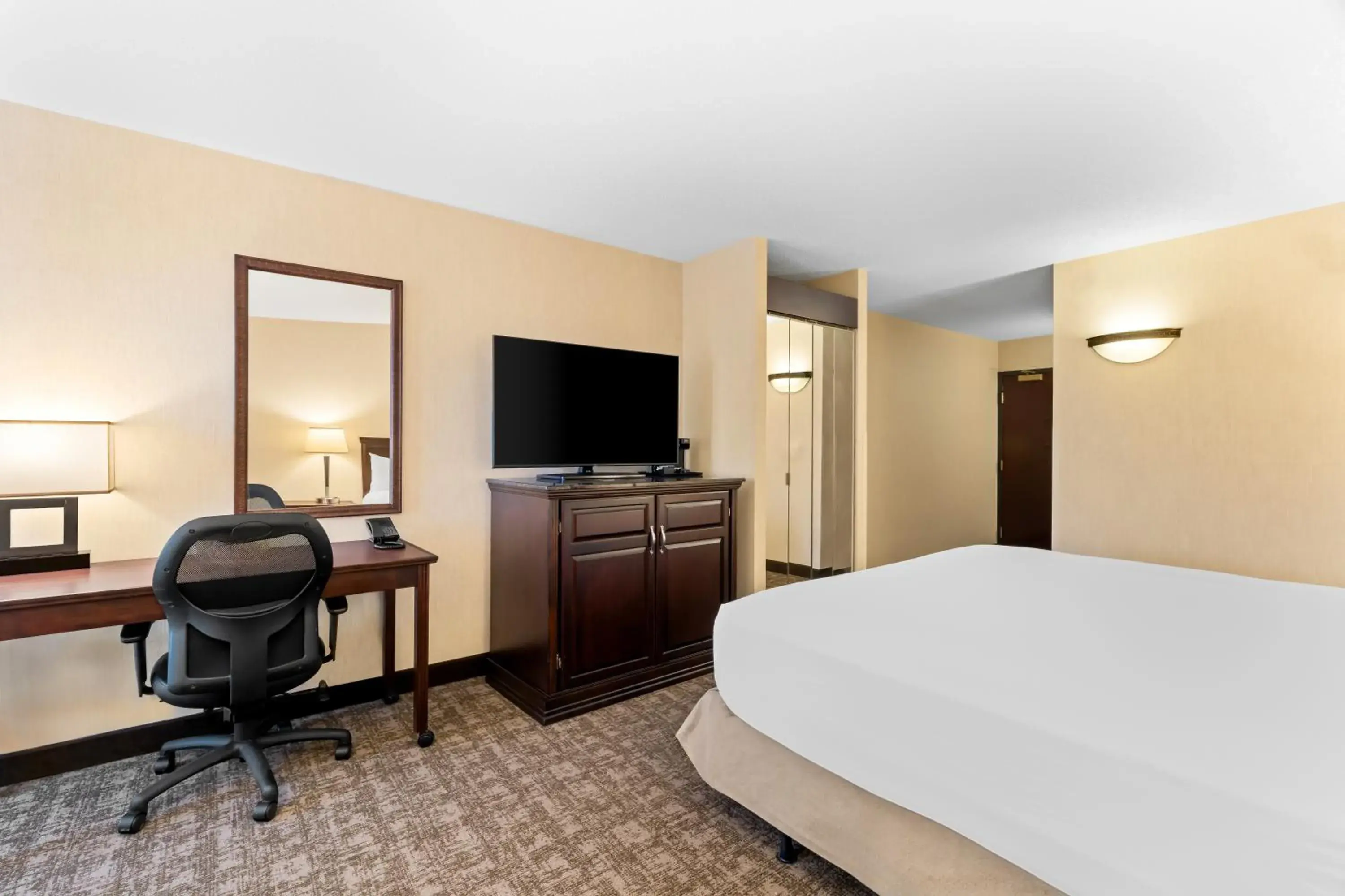 King Room with Roll-In Shower - Disability Access/Non Smoking in Prado Hotel by Choice Hotels King Room with Roll-In Shower - Disability Access/Non Smoking in Prado Hotel by Choice Hotels