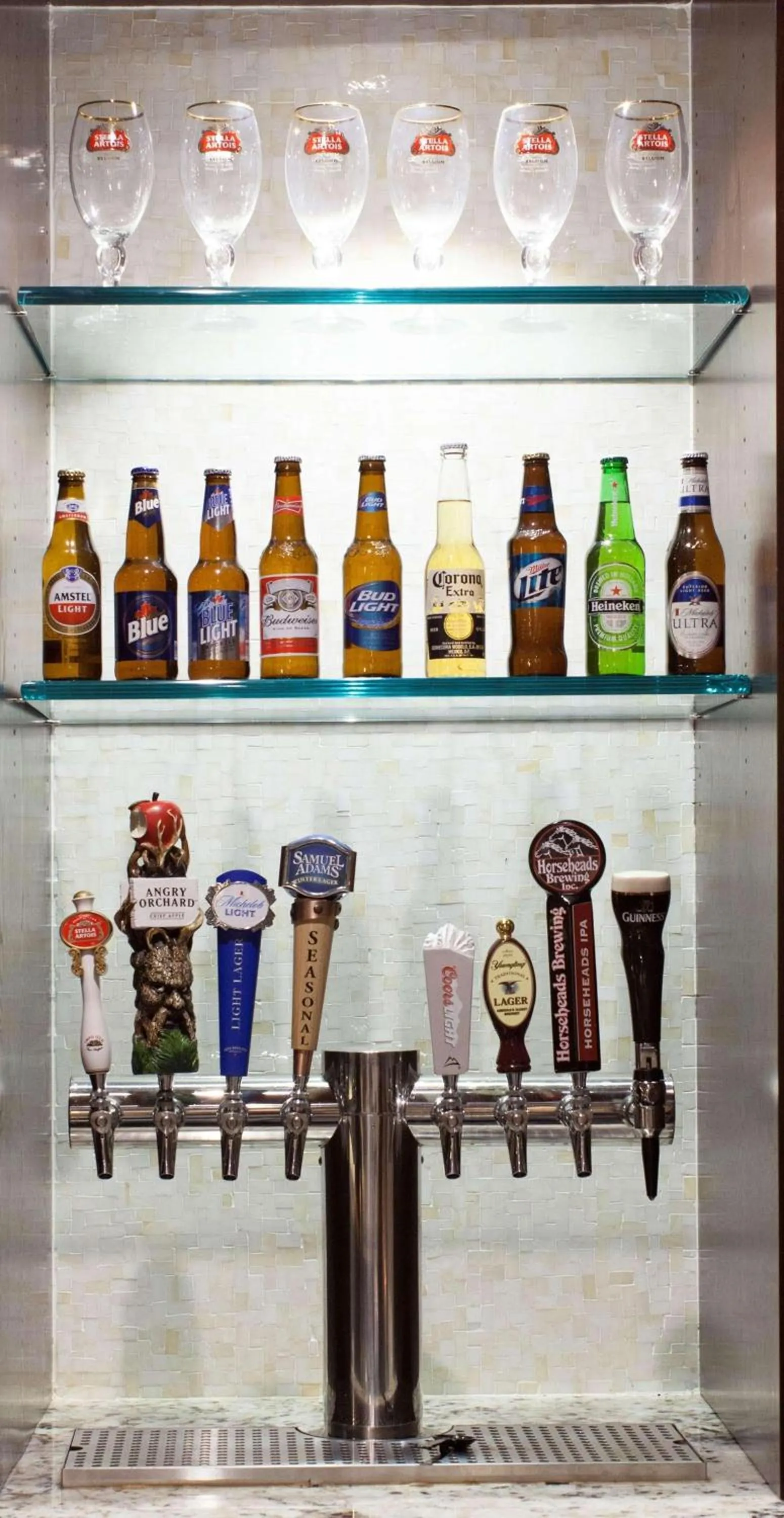 Lounge or bar in Radisson Hotel Corning