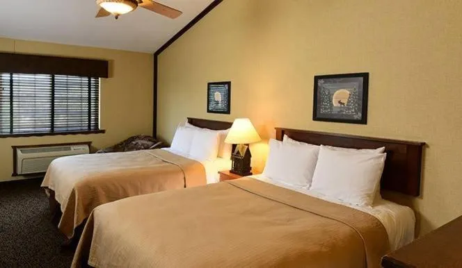 Bed in Boarders Inn & Suites by Cobblestone Hotels in Waukon