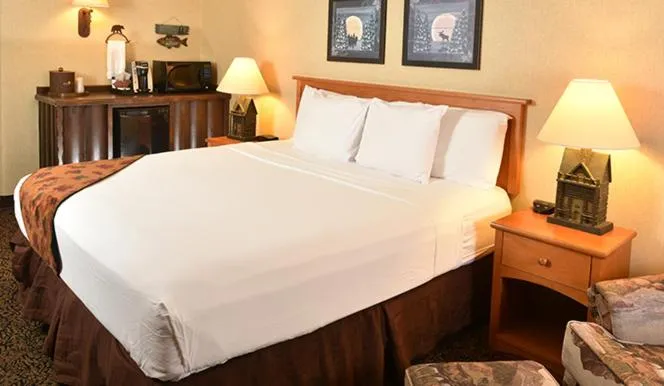 Bed in Boarders Inn & Suites by Cobblestone Hotels in Waukon