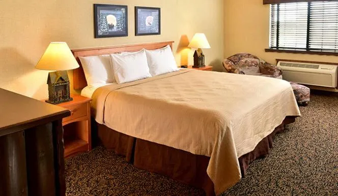 Bed in Boarders Inn & Suites by Cobblestone Hotels in Waukon