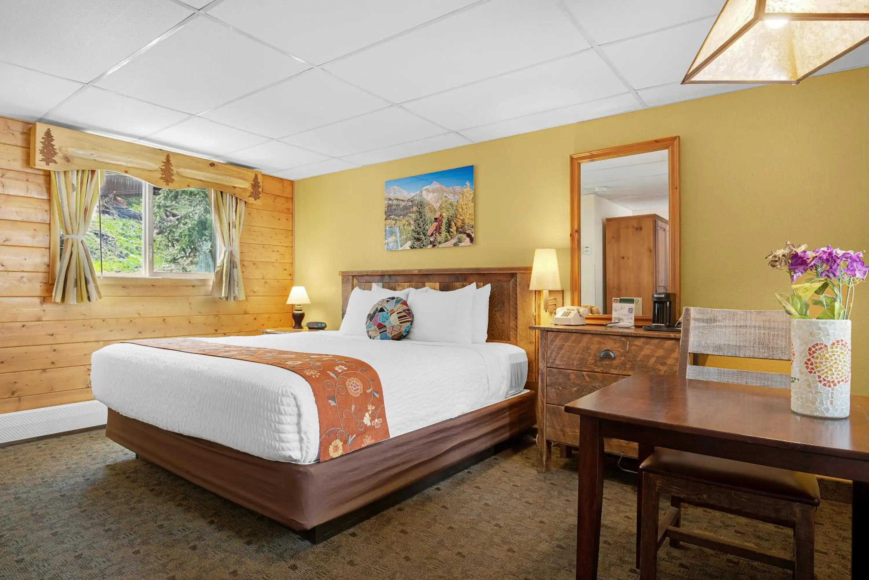 King Room with Pool View in Box Canyon Lodge and Hot Springs King Room with Pool View in Box Canyon Lodge and Hot Springs