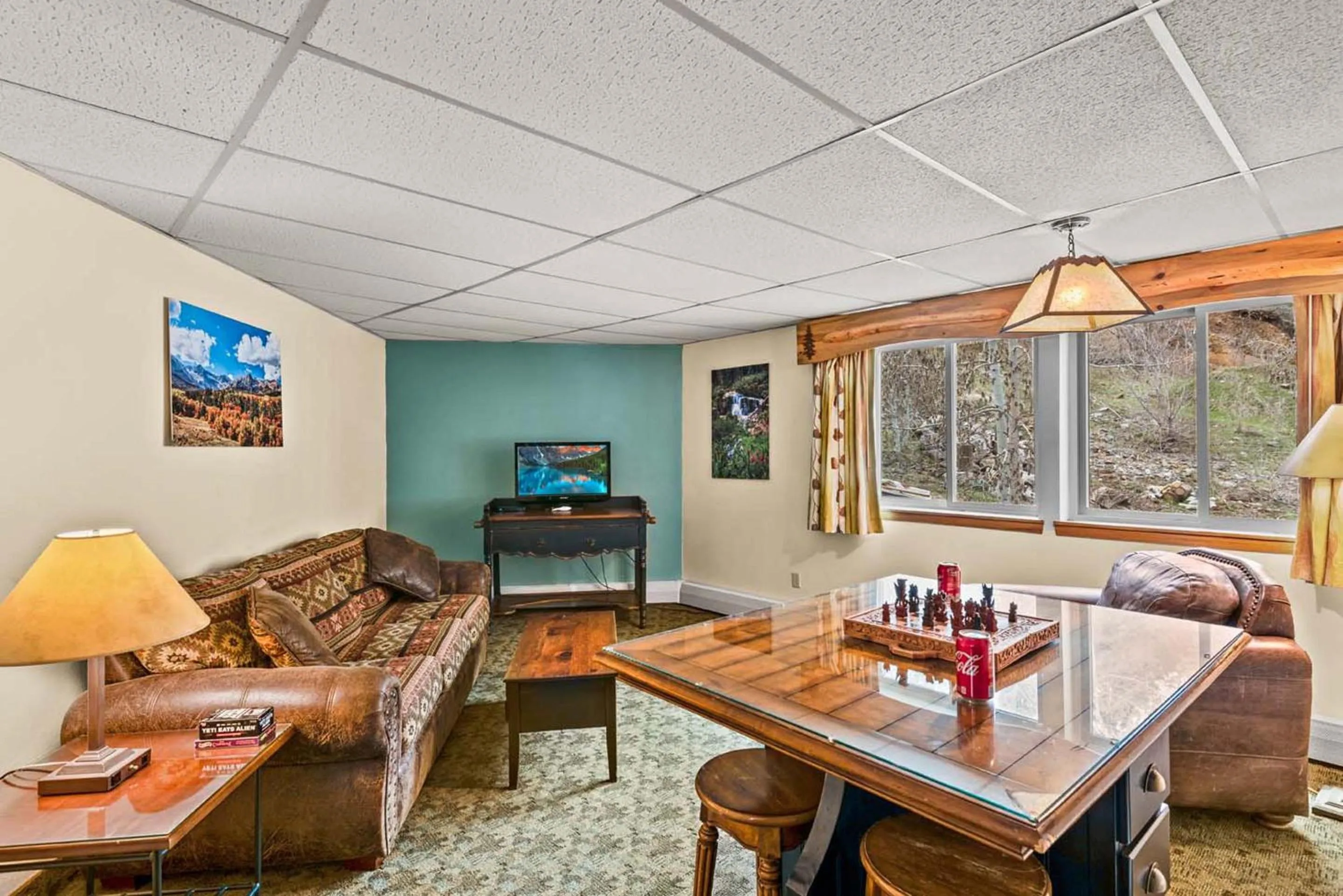 Living room in Box Canyon Lodge and Hot Springs