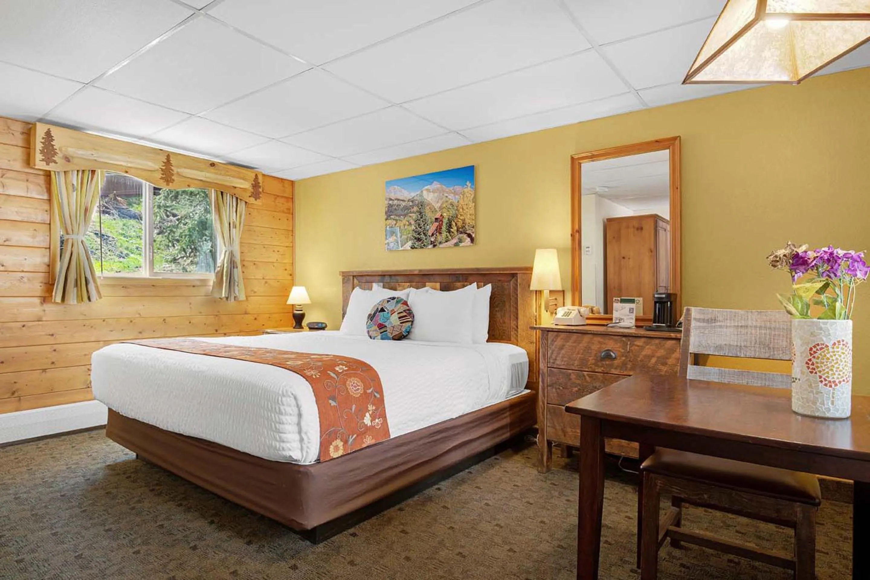 Bedroom, Bed in Box Canyon Lodge and Hot Springs