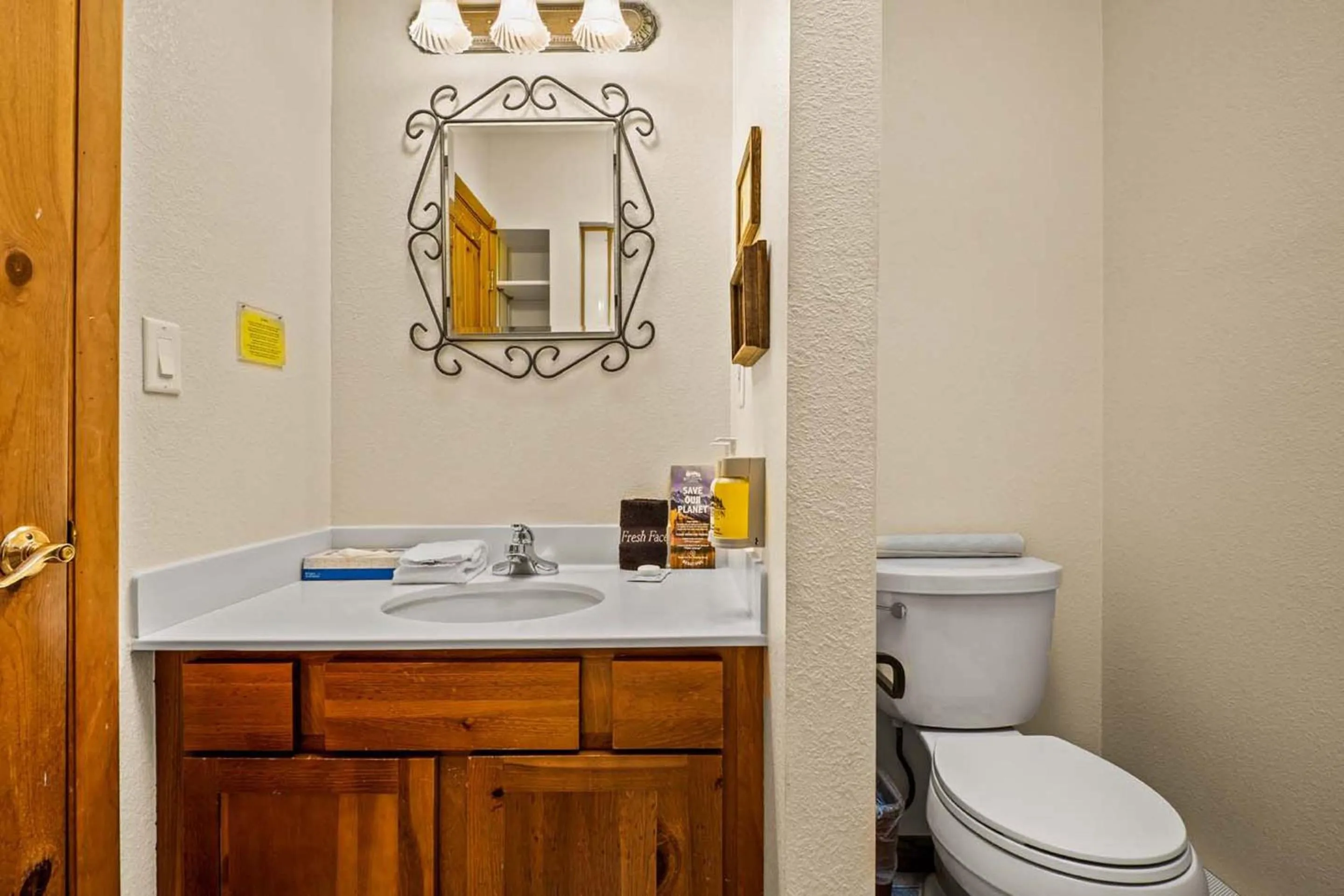 Bathroom in Box Canyon Lodge and Hot Springs