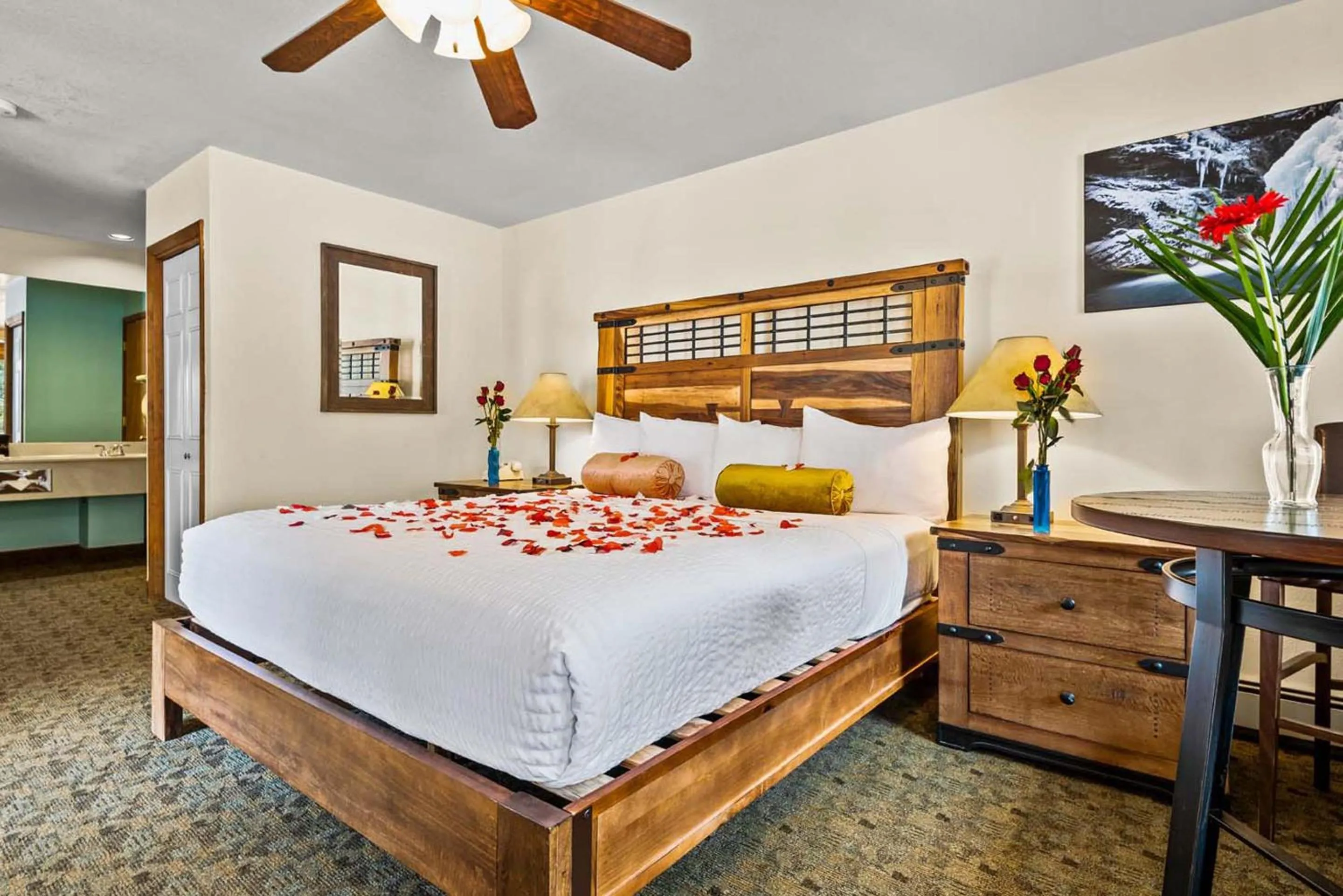 Bedroom, Bed in Box Canyon Lodge and Hot Springs