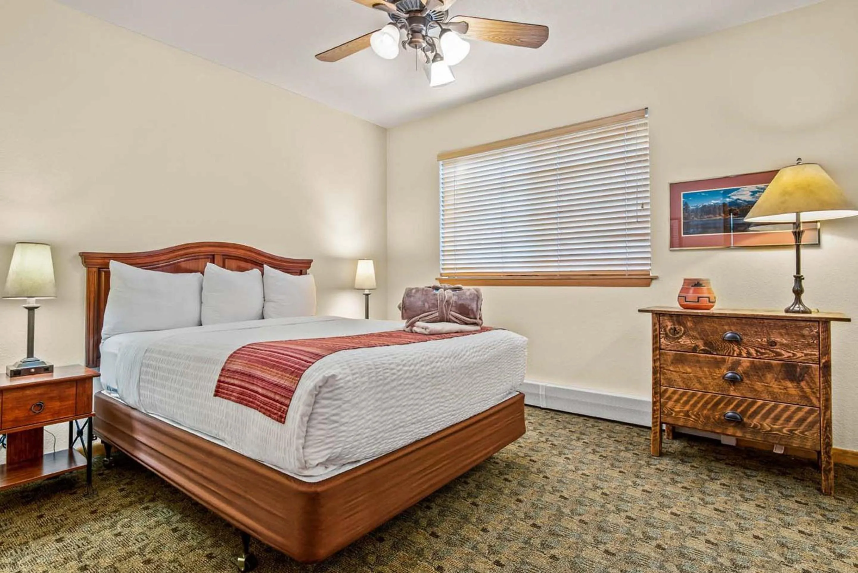 Bedroom, Bed in Box Canyon Lodge and Hot Springs