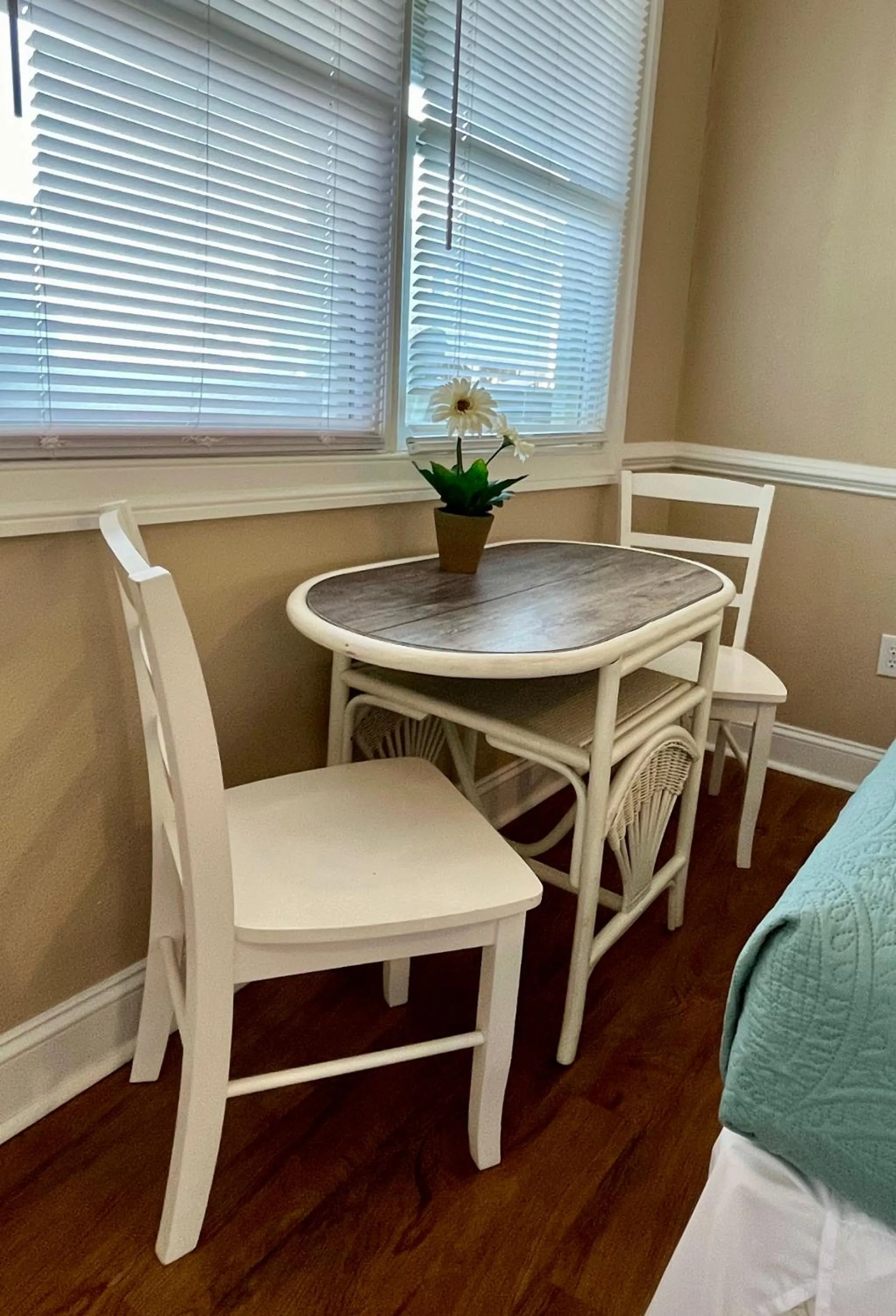 Dining area, Bed in Cape Hatteras Motel