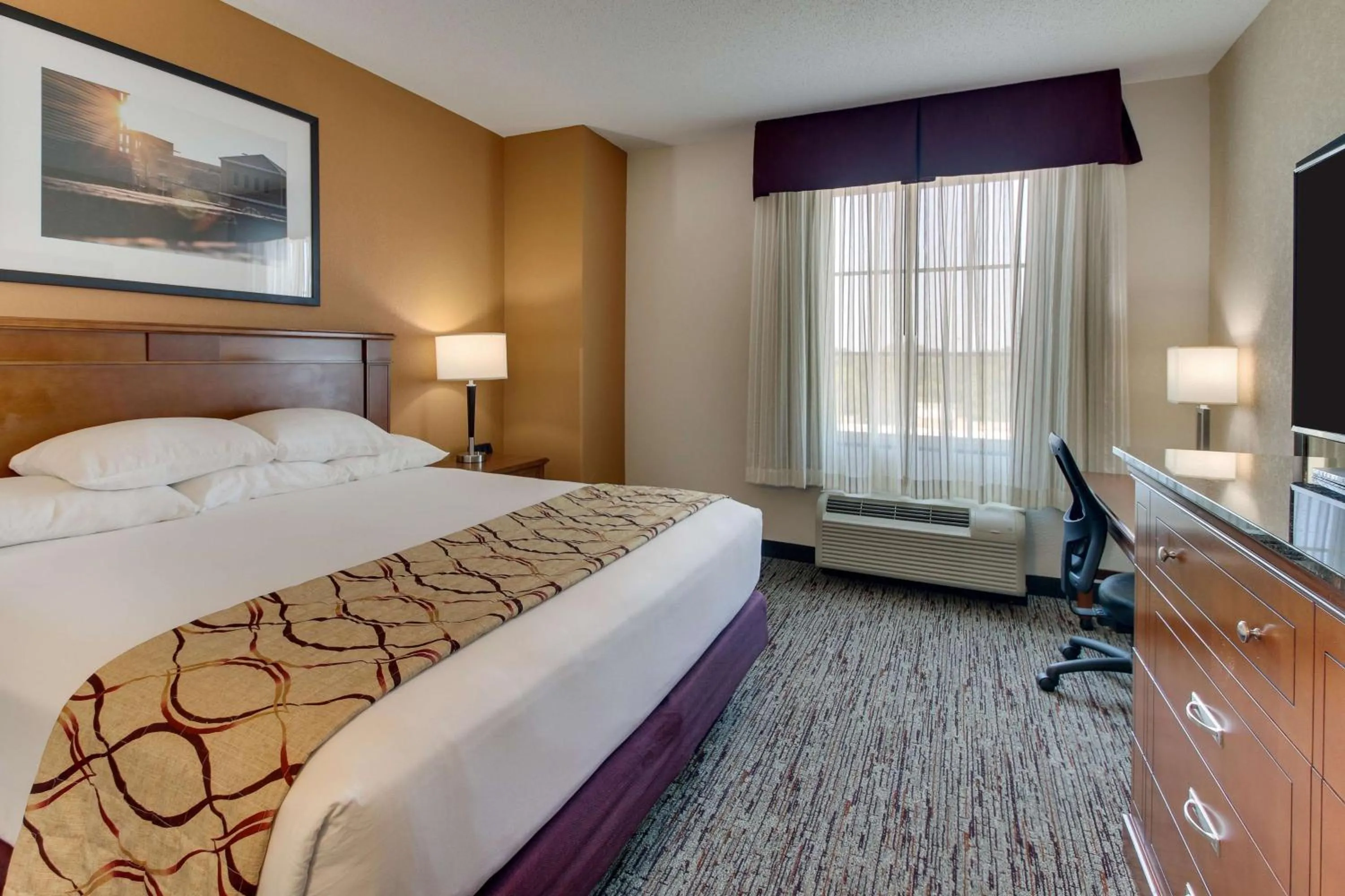 Photo of the whole room, Bed in Drury Inn & Suites Meridian