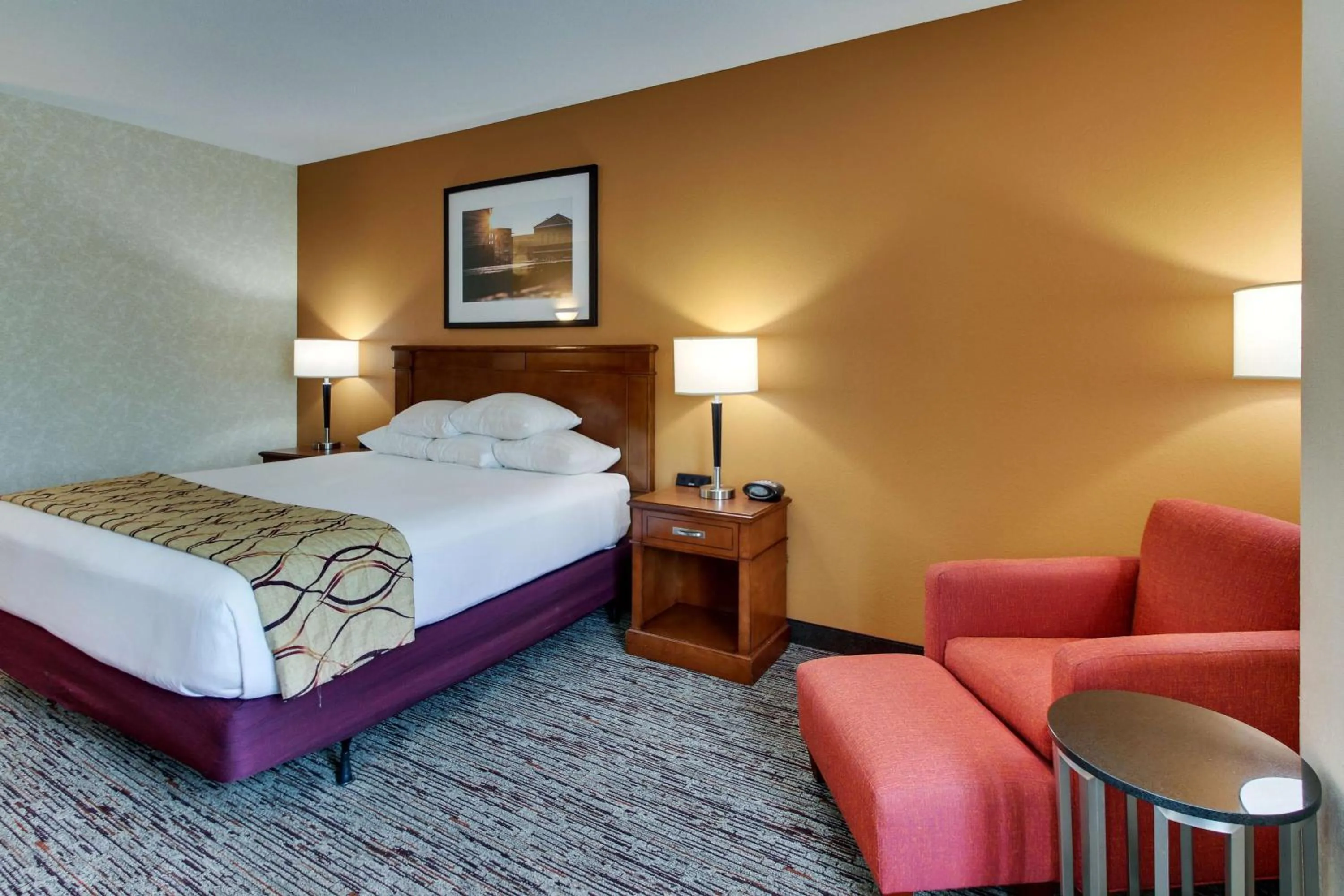 Photo of the whole room, Bed in Drury Inn & Suites Meridian