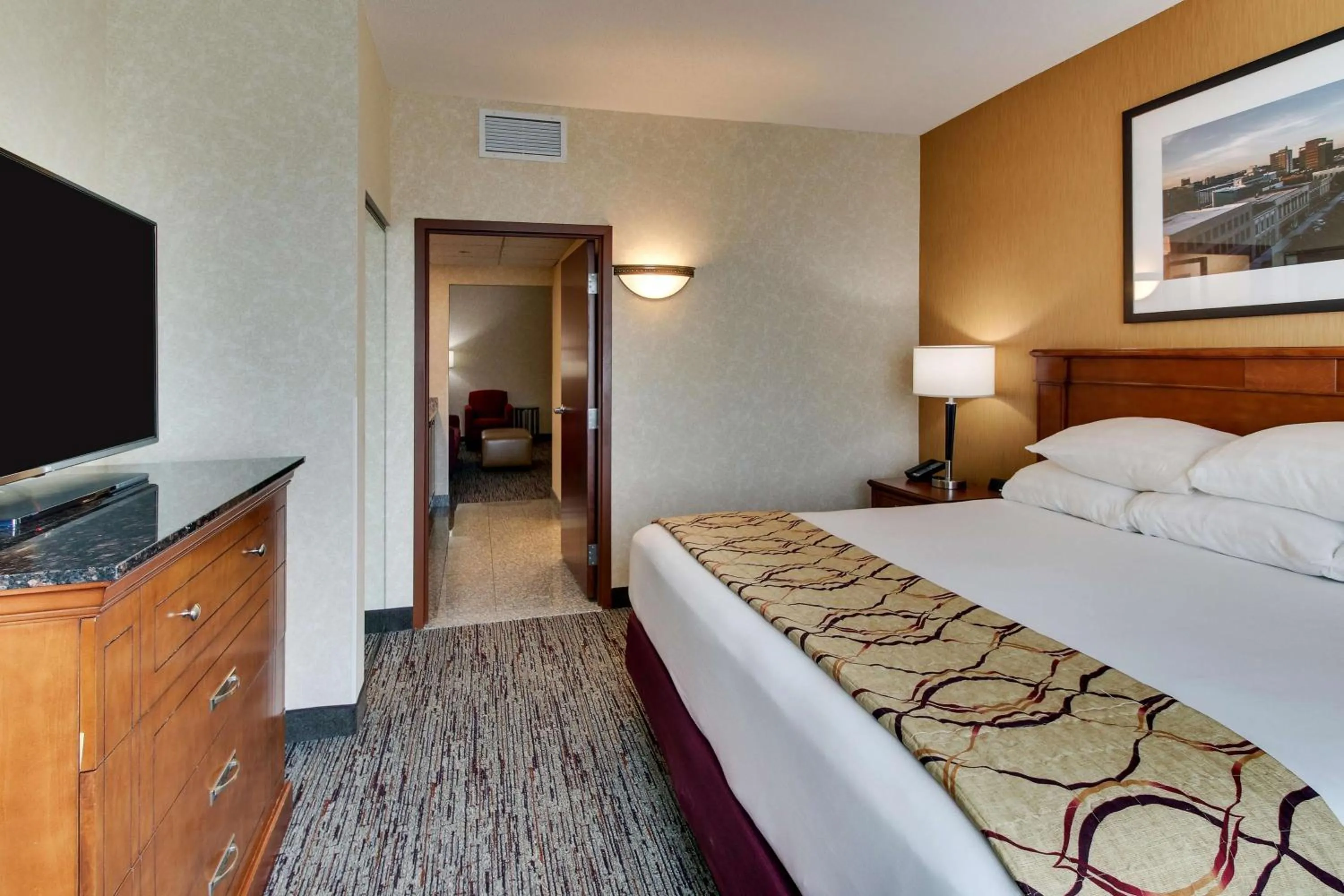 Photo of the whole room, Bed in Drury Inn & Suites Meridian