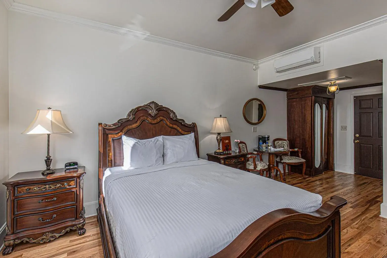 Queen Room in General Palmer Hotel Queen Room in General Palmer Hotel