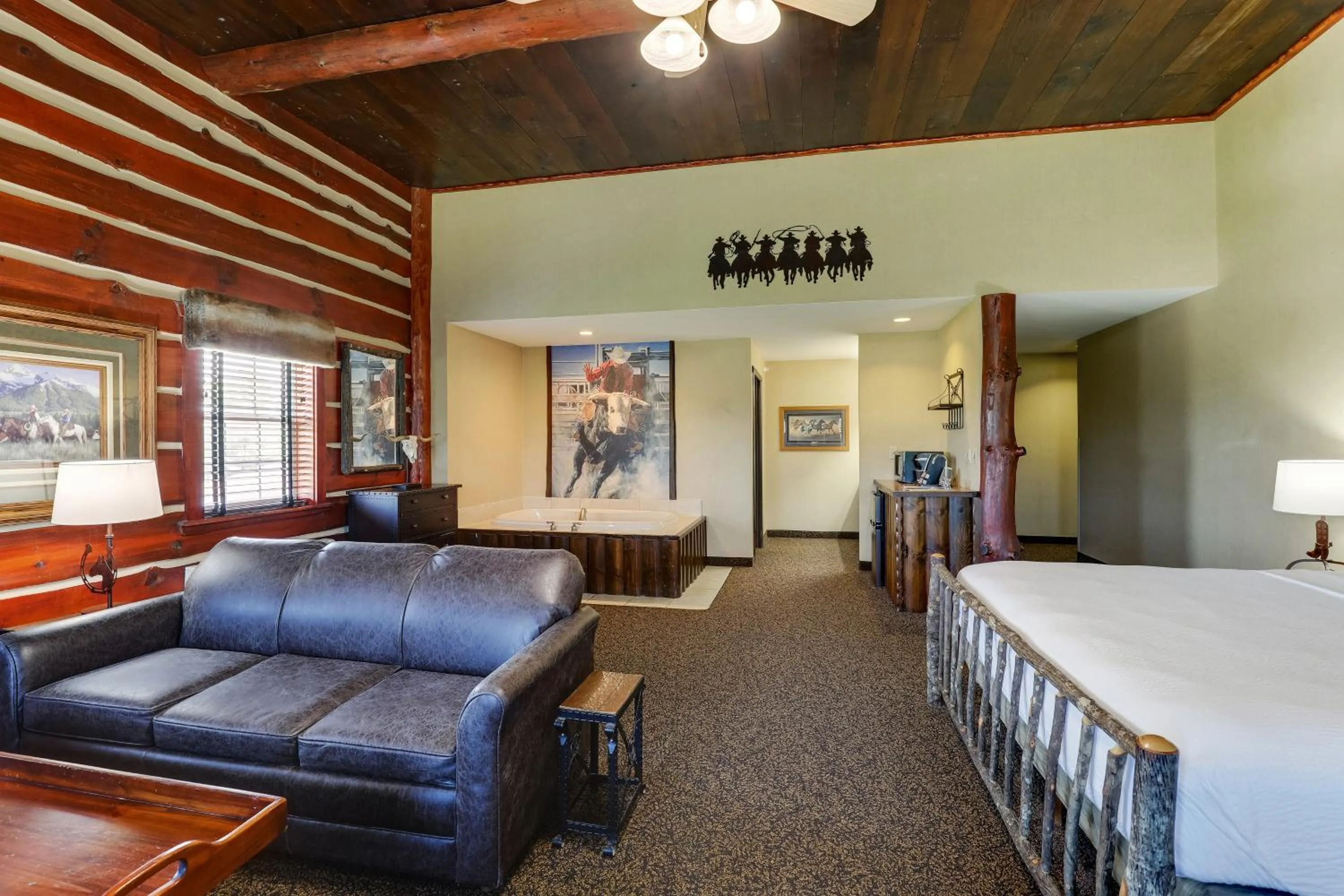 Hot Tub, Bed in Stoney Creek Hotel Columbia