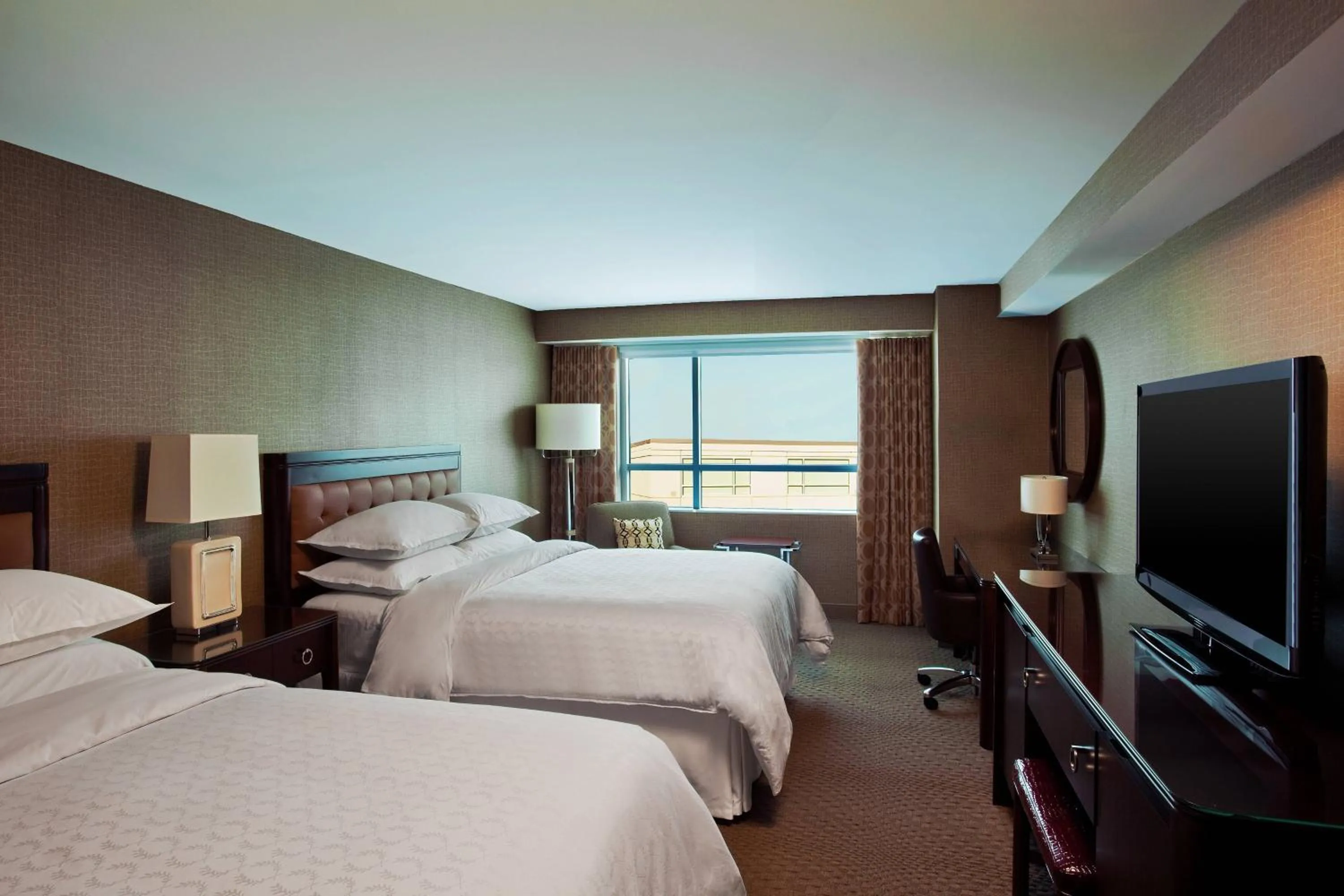 Photo of the whole room, Bed in Sheraton Valley Forge King of Prussia