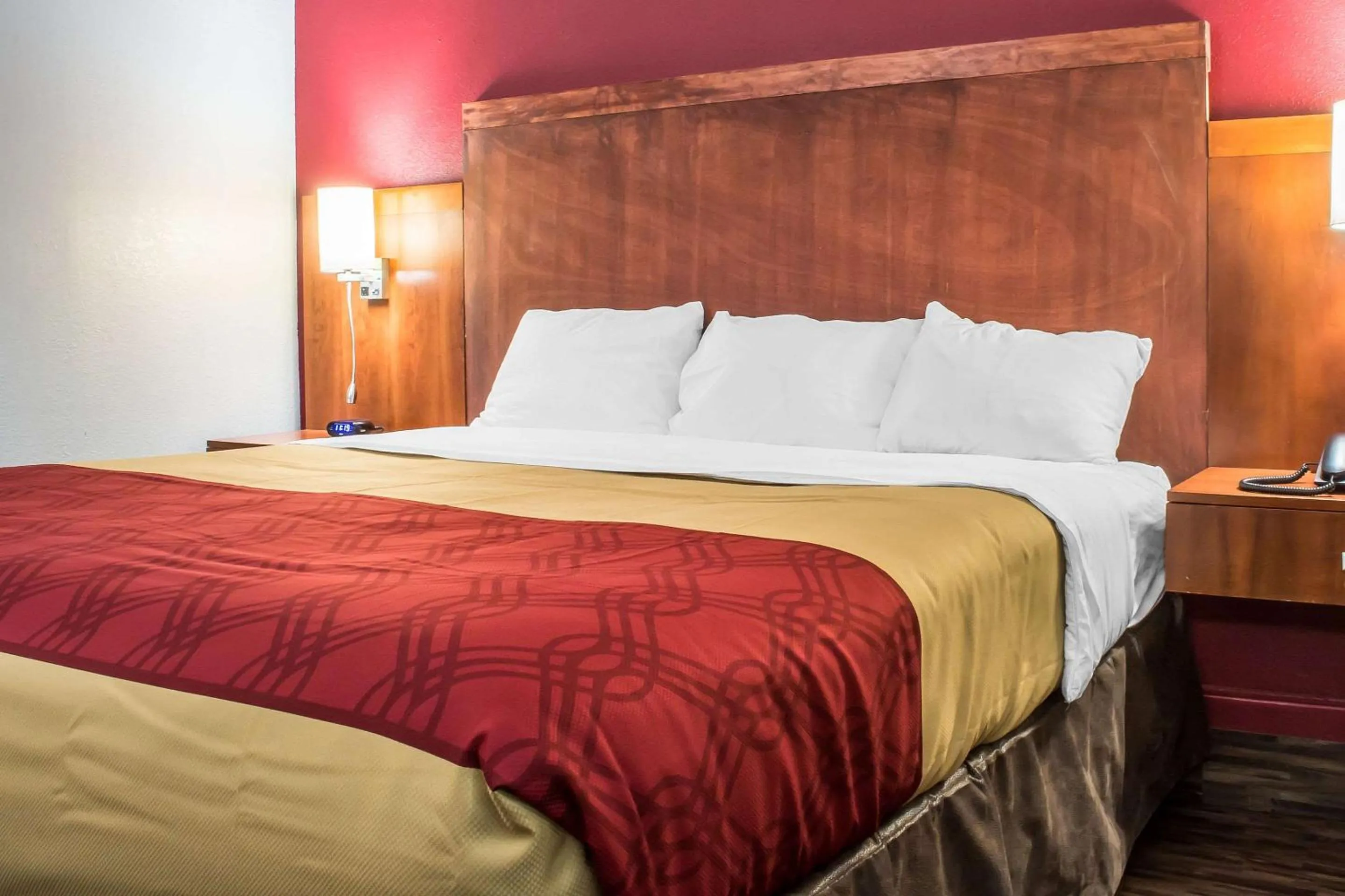 Photo of the whole room, Bed in Econo Lodge