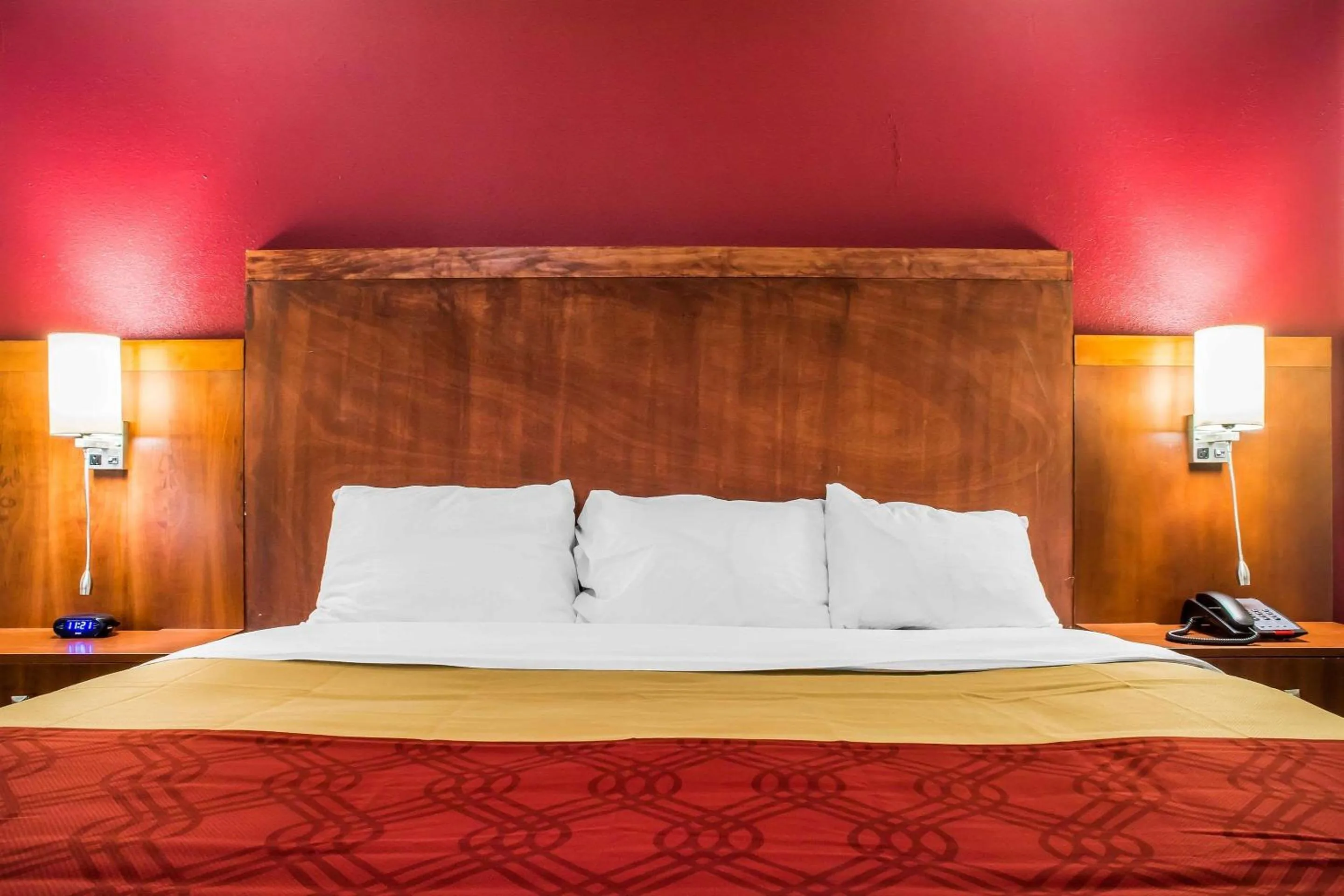 Photo of the whole room, Bed in Econo Lodge