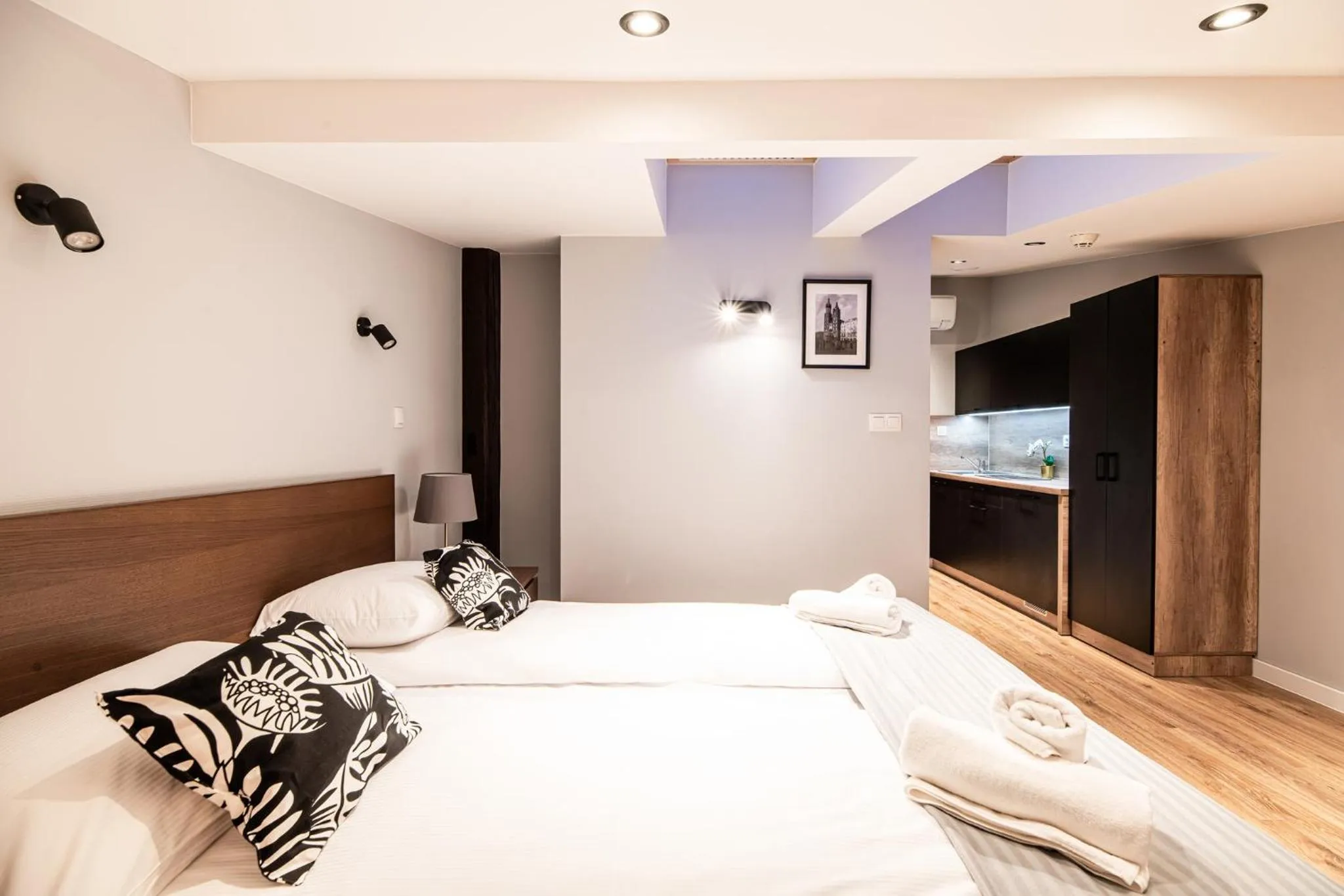 Bed in Lubomirskiego 23 Residence - great location, 10 min to Main Square by foot, right next to Main Rail and Bus Station