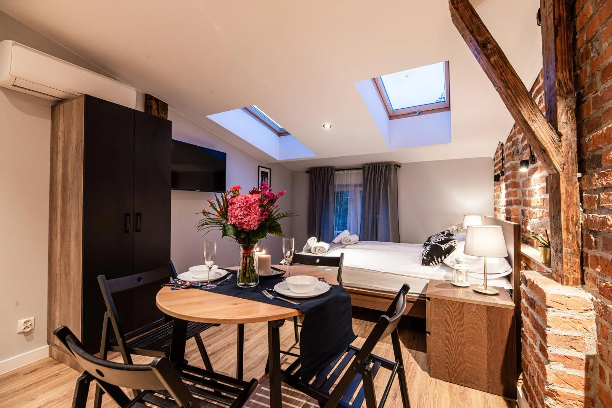 Dining area in Lubomirskiego 23 Residence - great location, 10 min to Main Square by foot, right next to Main Rail and Bus Station