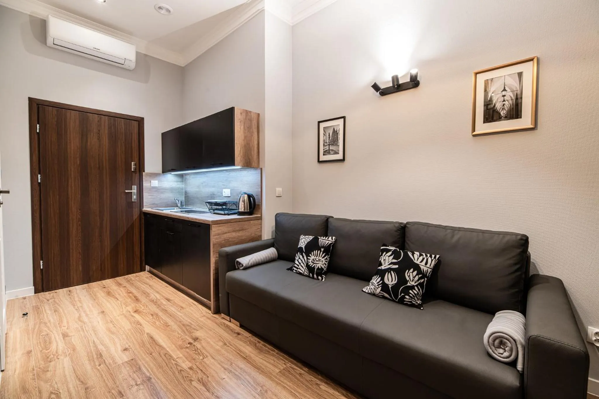 Living room in Lubomirskiego 23 Residence - great location, 10 min to Main Square by foot, right next to Main Rail and Bus Station