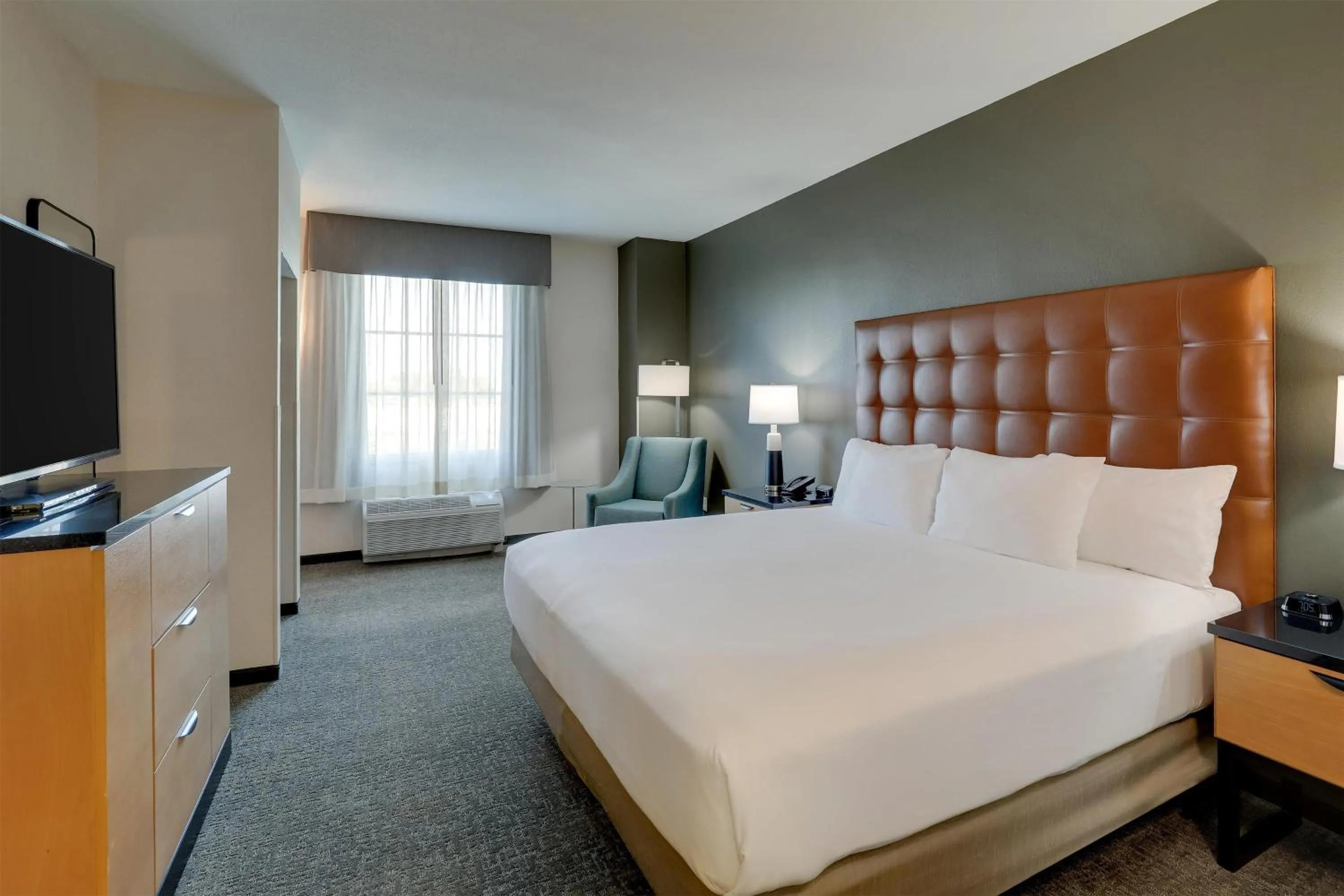 Bedroom, Bed in Drury Inn & Suites Dayton North