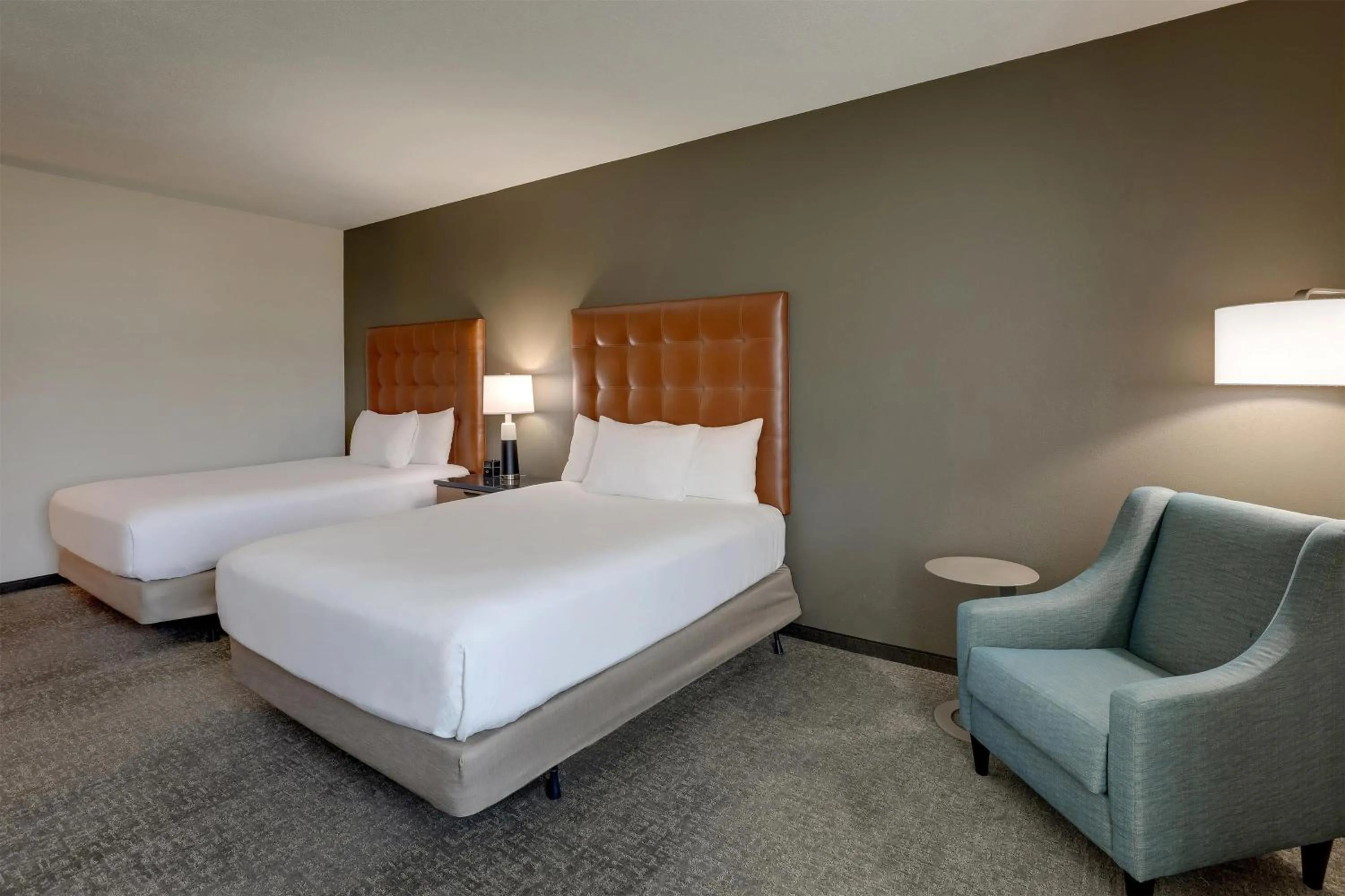 Bedroom, Bed in Drury Inn & Suites Dayton North