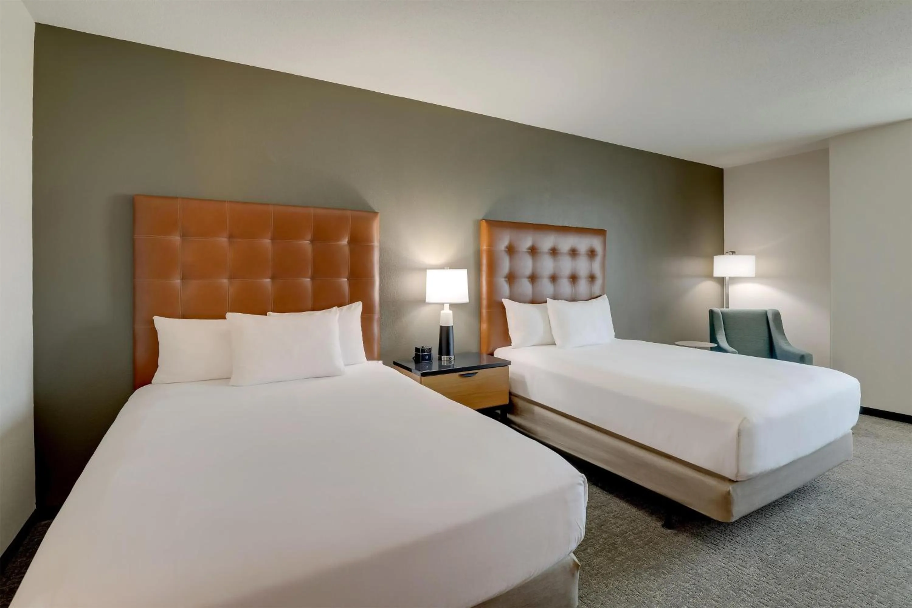 Bedroom, Bed in Drury Inn & Suites Dayton North