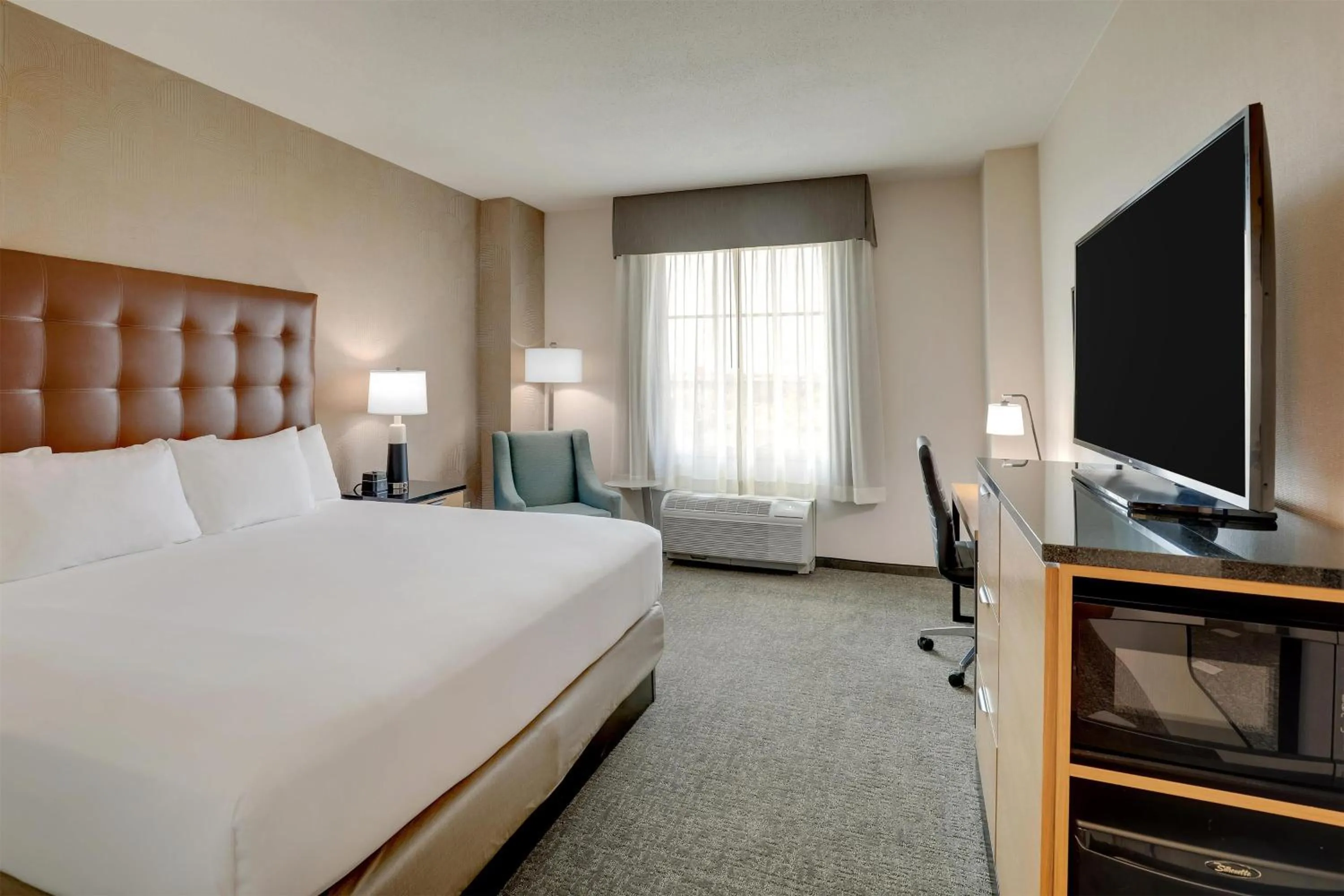 Bedroom, Bed in Drury Inn & Suites Dayton North