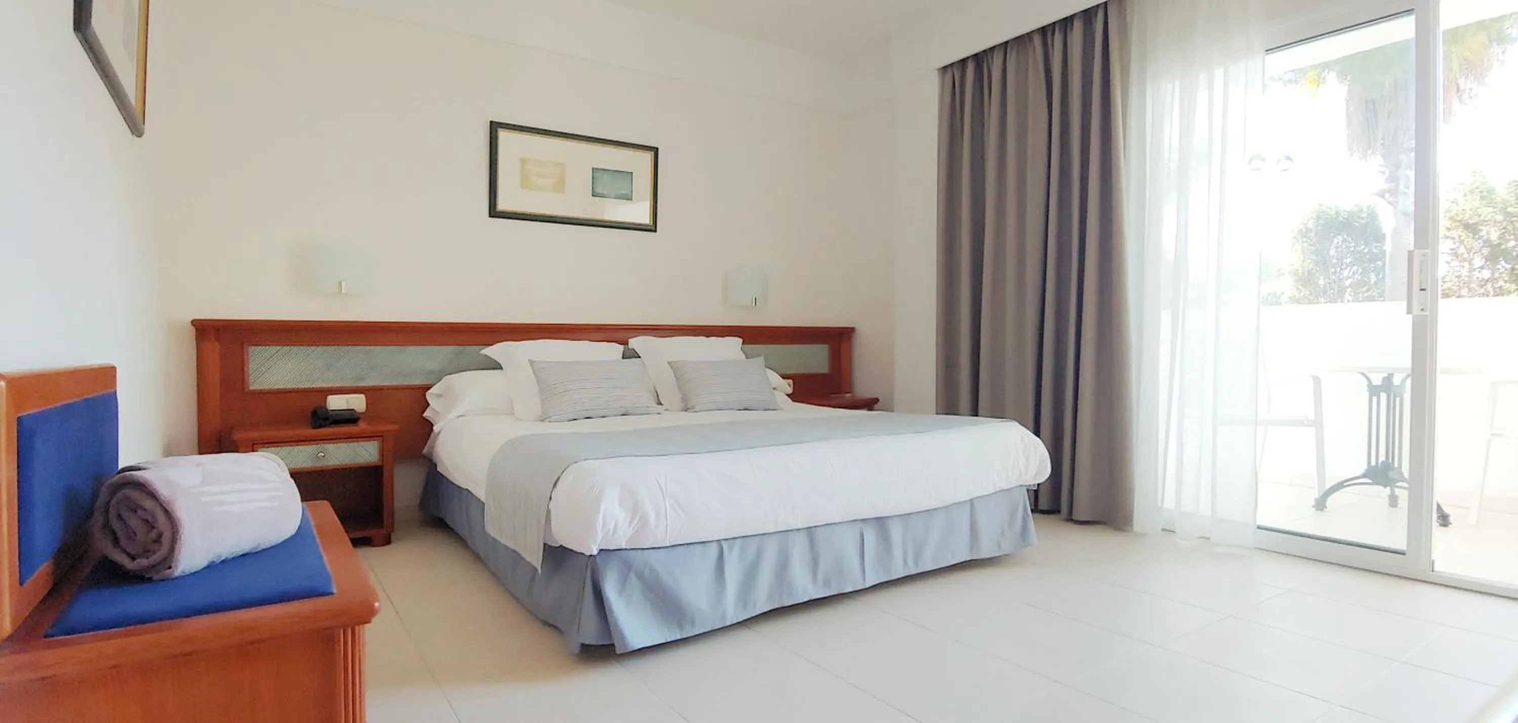 Photo of the whole room, Bed in Hotel Rocamarina - Adults Only