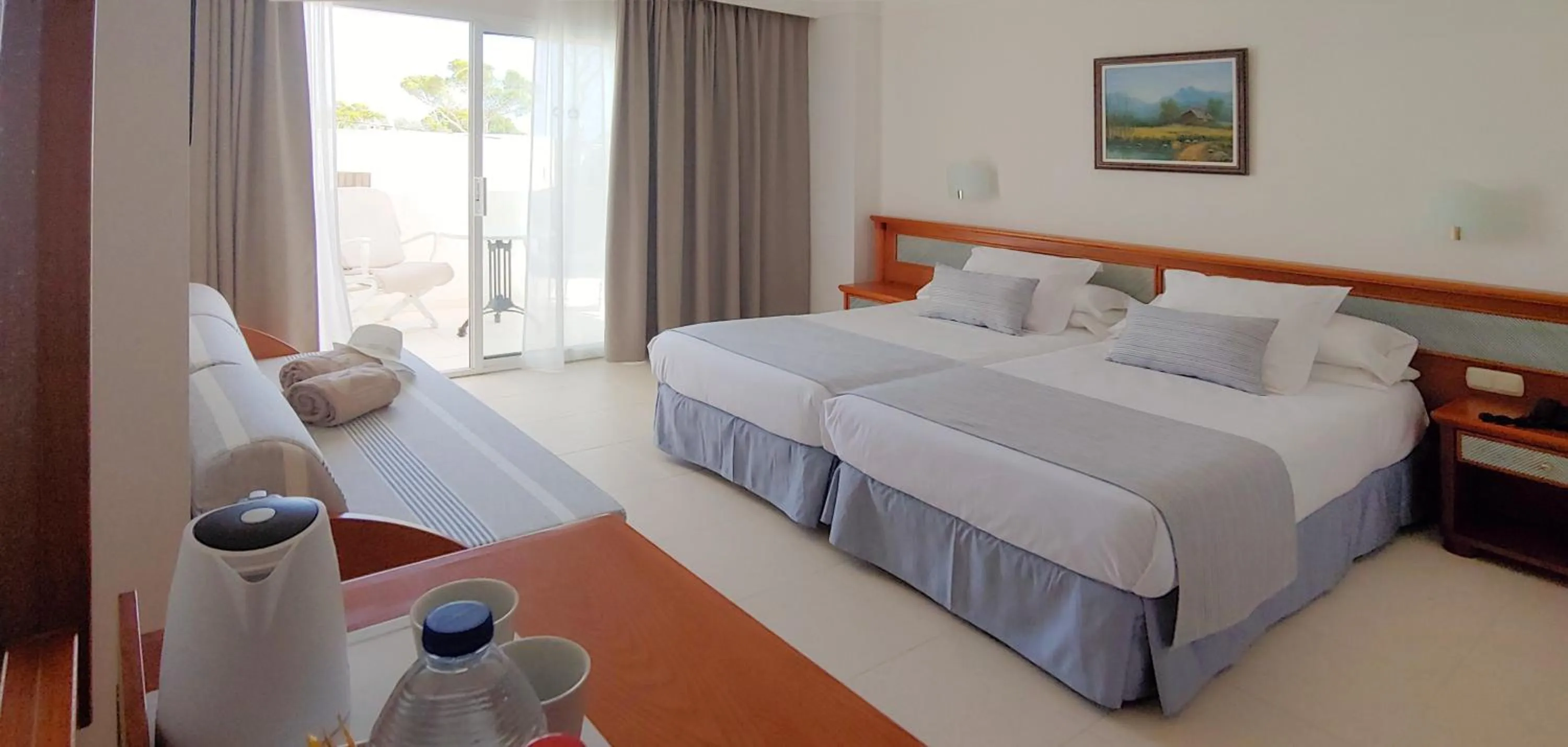 Photo of the whole room, Bed in Hotel Rocamarina - Adults Only