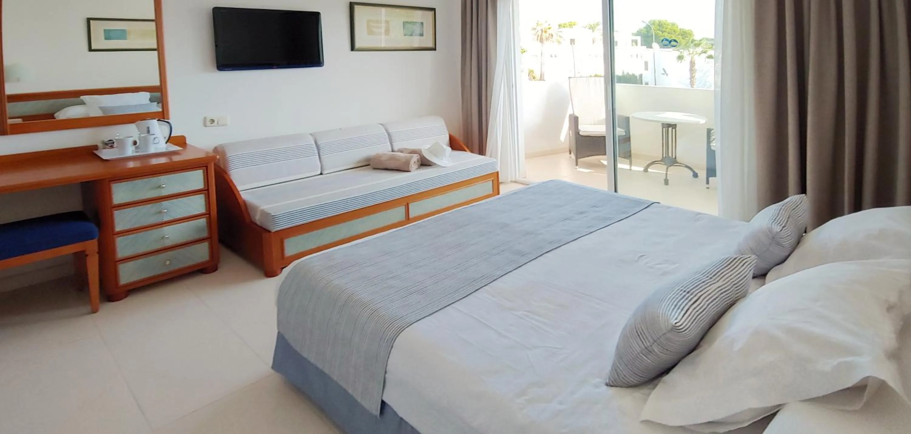 Photo of the whole room, Bed in Hotel Rocamarina - Adults Only