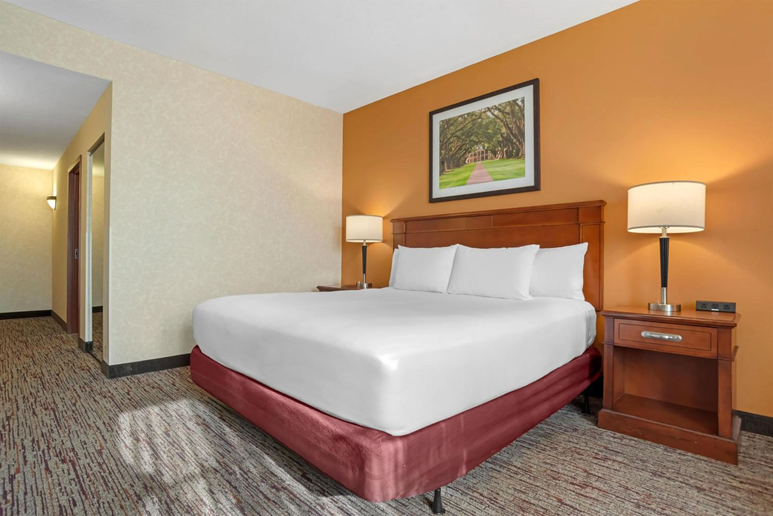 Bedroom, Bed in Drury Inn & Suites Baton Rouge