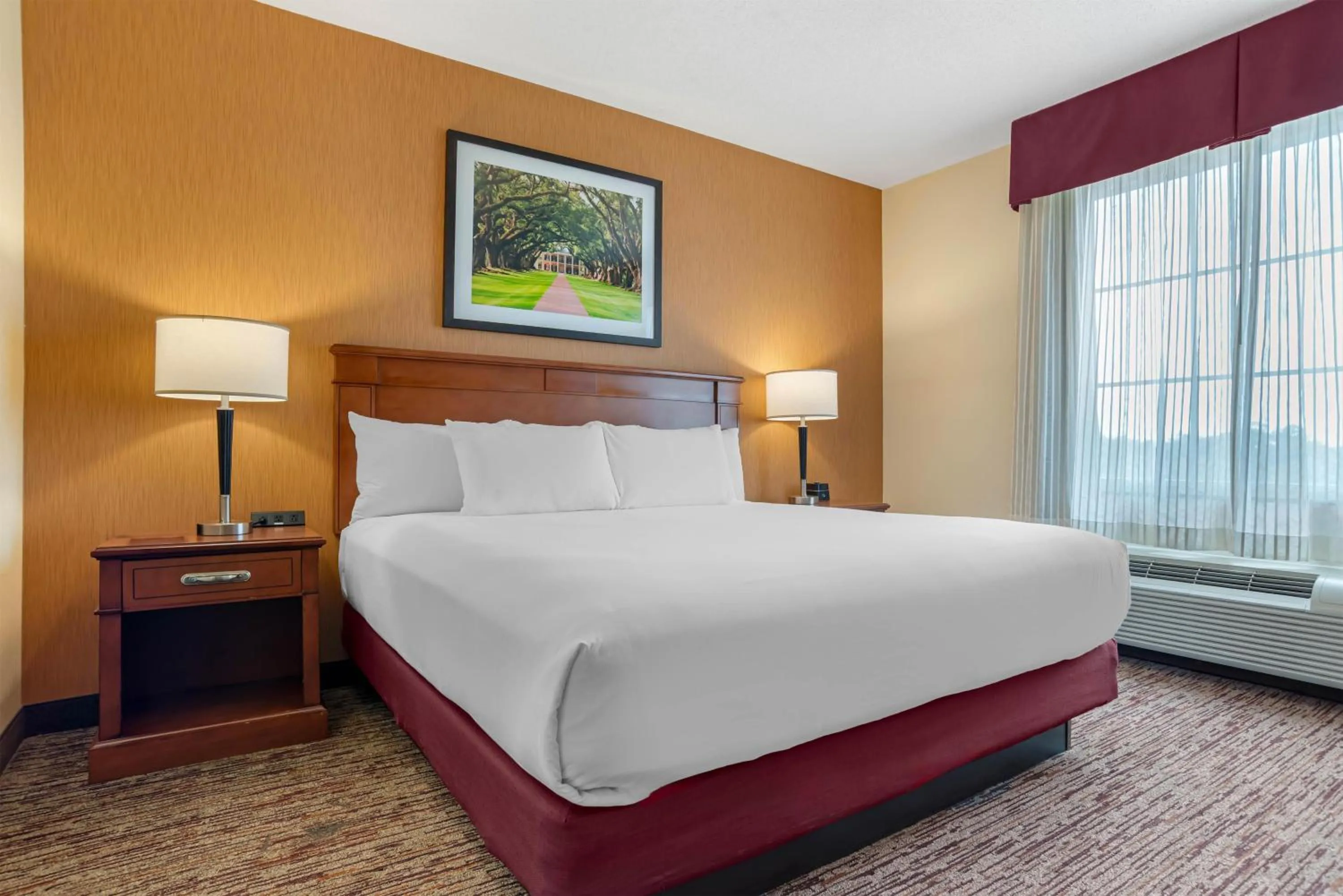 Bedroom, Bed in Drury Inn & Suites Baton Rouge