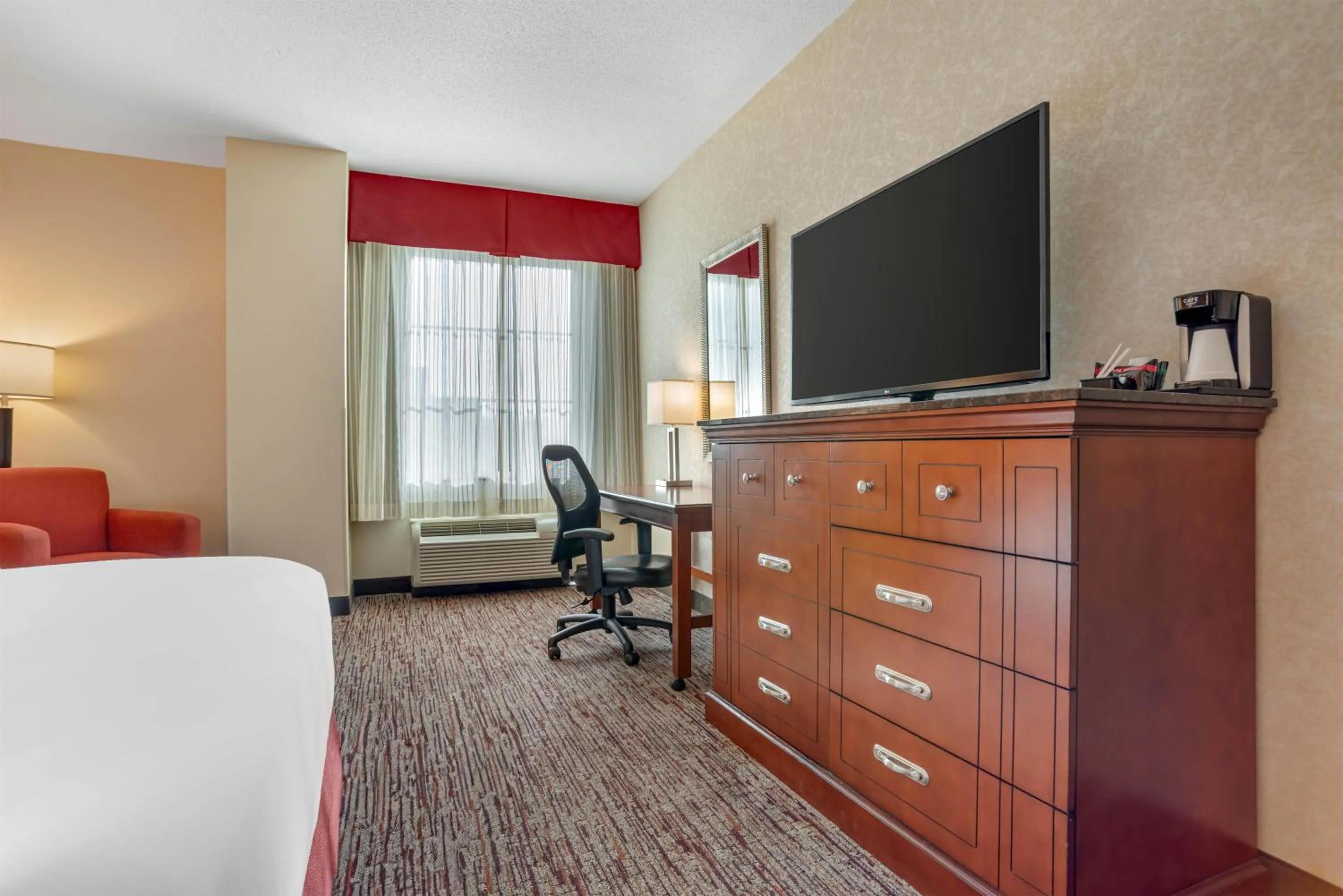 Bedroom, Bed in Drury Inn & Suites Baton Rouge