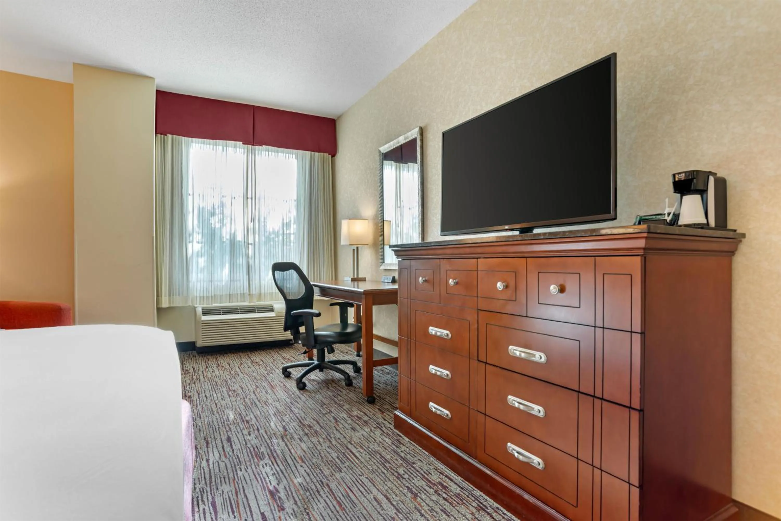 Bedroom, Bed in Drury Inn & Suites Baton Rouge