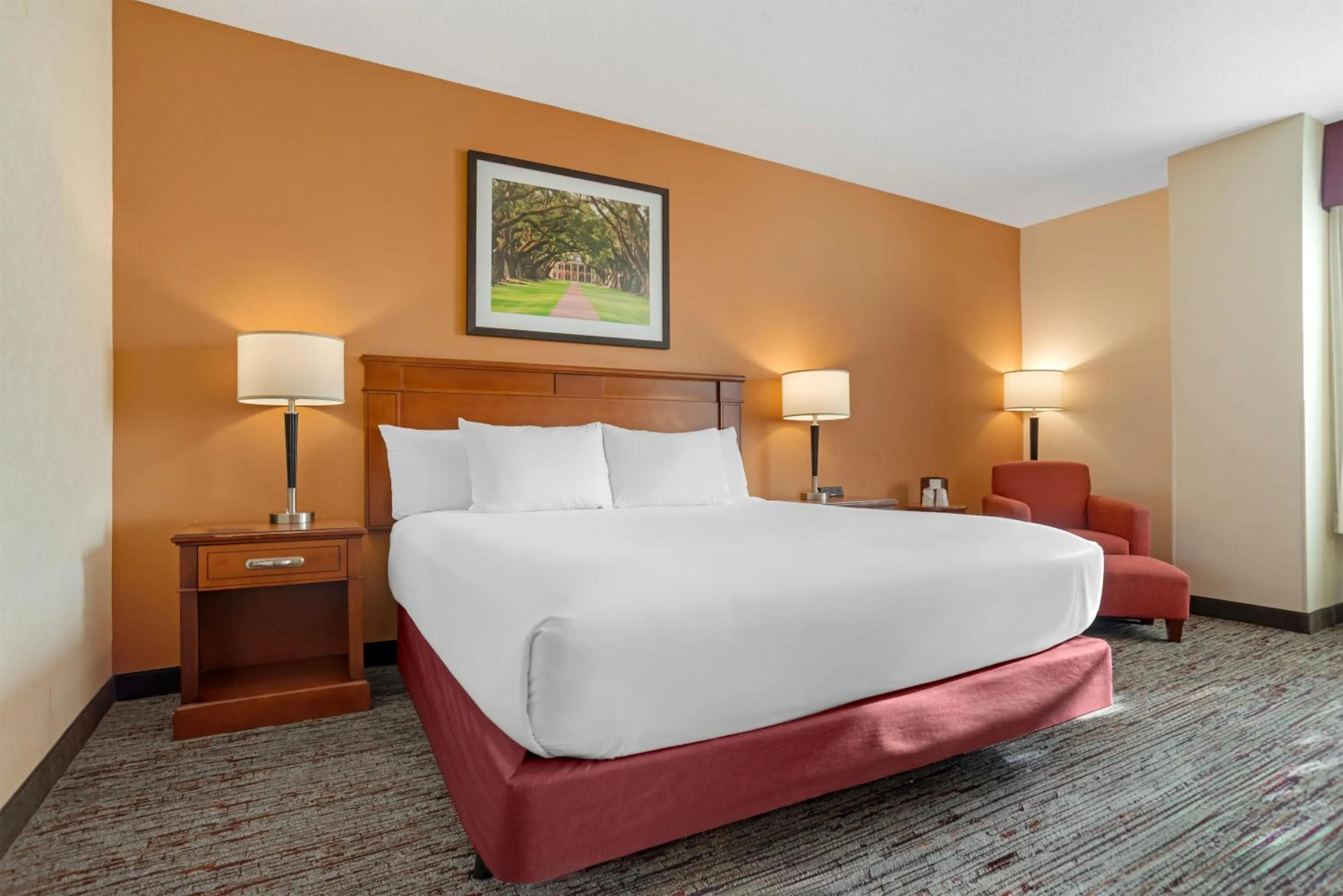 Bedroom, Bed in Drury Inn & Suites Baton Rouge