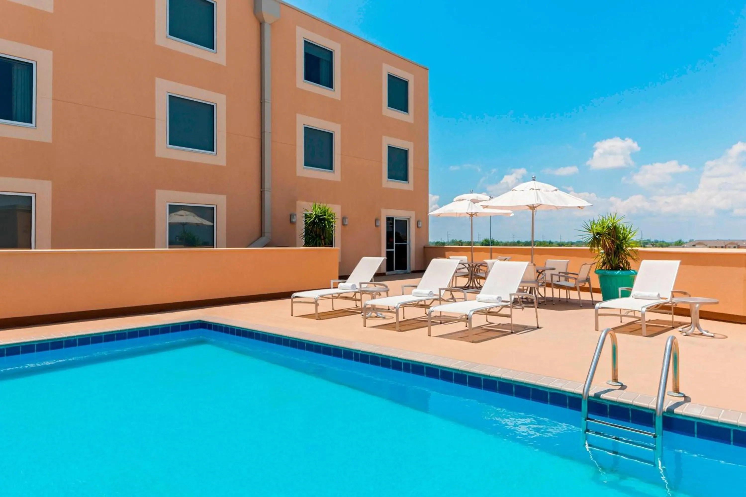 Swimming pool in Sheraton Hotel Metairie New Orleans