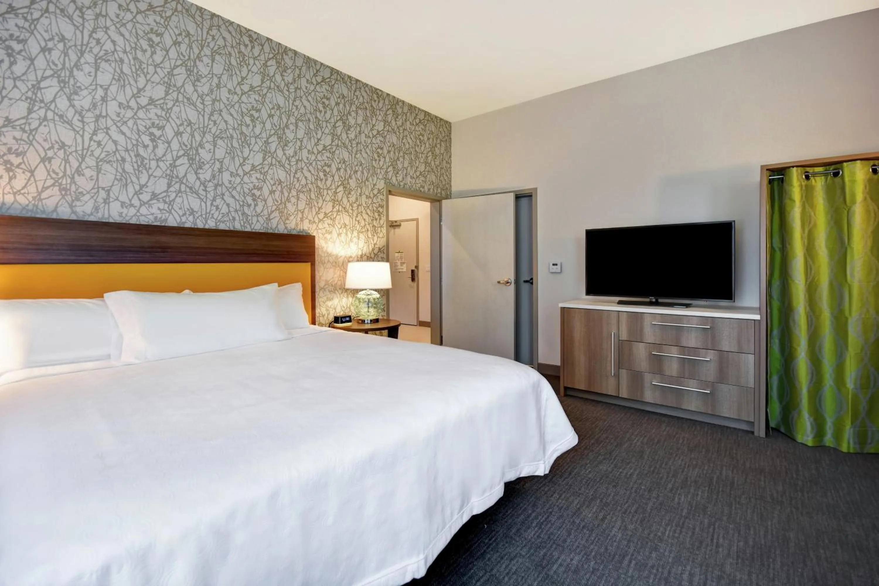 Bedroom, Bed in Home2 Suites By Hilton Jekyll Island