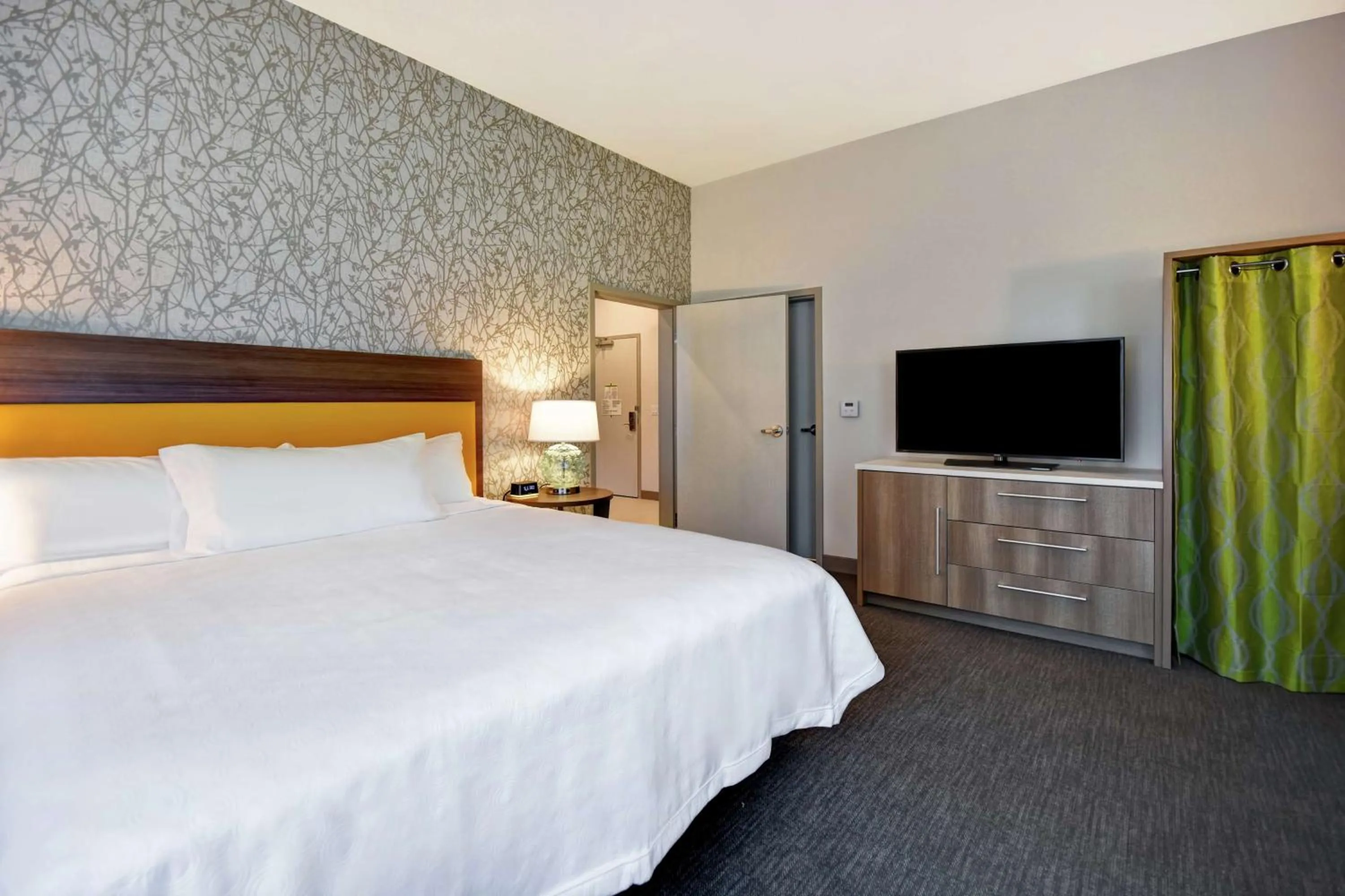 Bedroom, Bed in Home2 Suites By Hilton Jekyll Island