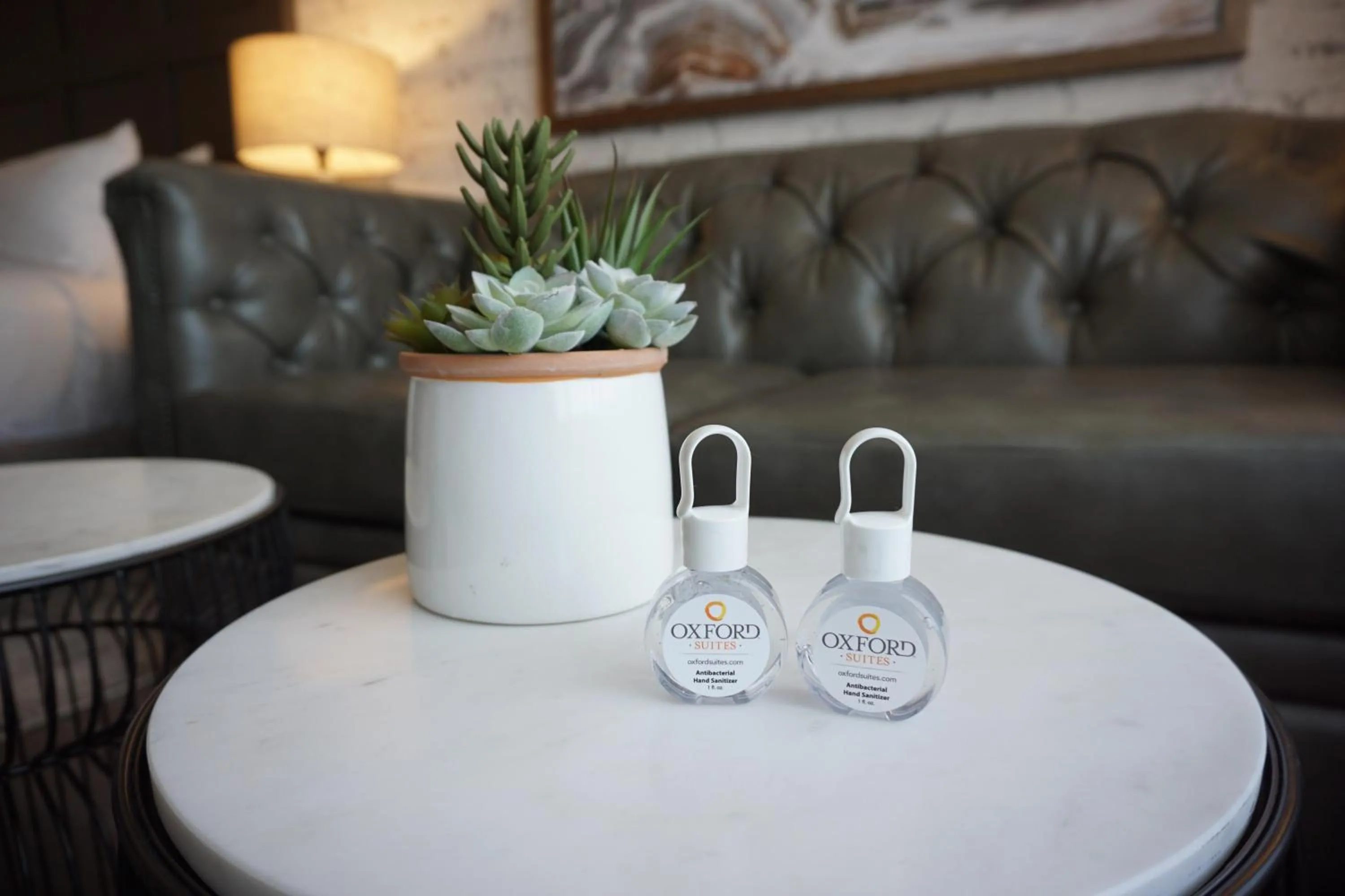 Living room in Oxford Suites Chico